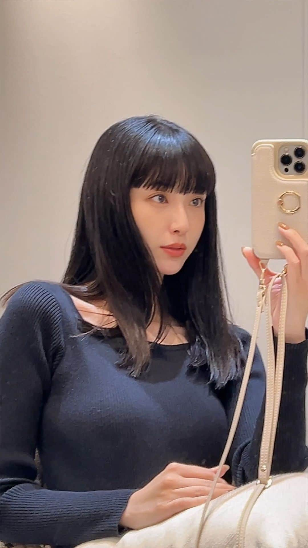 izu（出岡美咲）のインスタグラム：「暗くした🖤  #newhair」