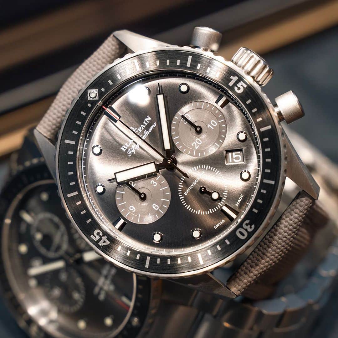 Daily Watchのインスタグラム：「The @blancpain1735 Bathyscaphe Flyback Chronograph represents the more civilian-oriented and less purist line in the Fifty Fathoms family. With its  43mm titanium case it’s a very versatile watch and a perfect daily beater that fits many occasions. #blancpain #fiftyfathoms #bathyscaphe」