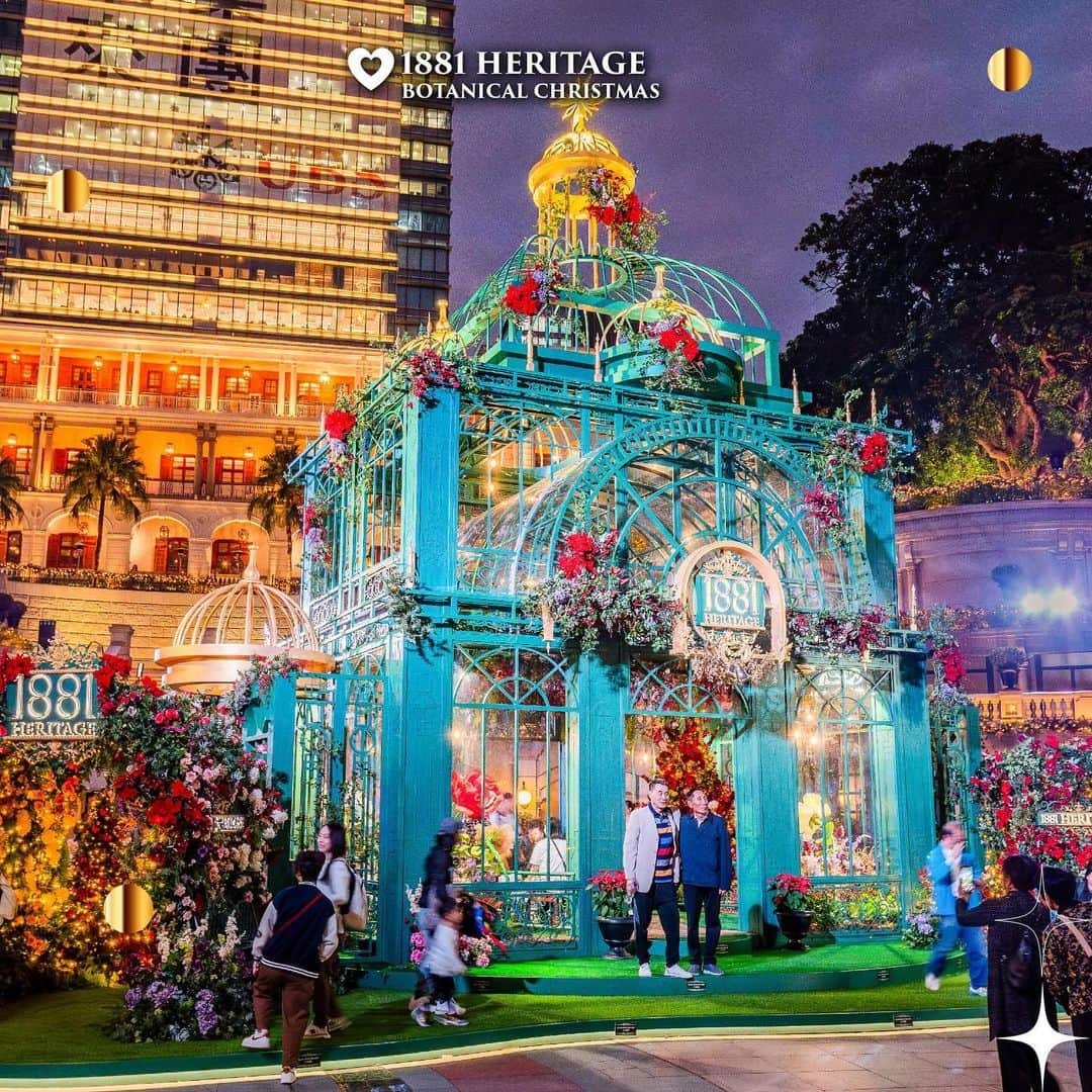 Discover Hong Kongさんのインスタグラム写真 - (Discover Hong KongInstagram)「[Winter Happenings: A Photo Guide📷] ​  Christmas is still a month away, but Hong Kong has already lit up with sparkling Christmas lights throughout the city! ✨​Here are four popular spots that you shouldn’t miss this winter:​  📍 Harbour City​ 📍 1881 Heritage​ 📍 Times Square​ 📍 Discovery Bay​  Can’t get enough of the holiday cheer? Our Christmas Town at the West Kowloon Cultural District is launching tomorrow🥳! Capture the magical moment when the giant Christmas tree lights up at sunset 🎄. And starting 9 December, a spectacular pyrotechnics light show will illuminate the sky above Victoria Harbour on weekends and public holidays🎆!  For more information, please visit👉: https://bit.ly/3G0fUVr   【冬日聖誕 必訪打卡指南📷】 ​  離聖誕節雖然仲有一個月，但全港已經星光熠熠，布滿璀璨聖誕燈飾！ ✨​即刻介紹4大打卡熱點，等你約埋朋友嚟感受濃厚冬日氣息：​  📍 海港城​ 📍 1881 Heritage​ 📍 時代廣場​ 📍 愉景灣 ​  提提你，位於西九文化區嘅聖誕小鎮聽日正式開幕喇🥳🎄！12月9號開始嘅週末夜晚同公眾假期，仲可以欣賞埋維港夜空嘅燦爛水上煙火添 🎆​  即刻禁呢度睇詳情👉：https://bit.ly/3FZ4a5D  #Winterfest2023 #HelloHongKong #DiscoverHongKong」11月23日 20時45分 - discoverhongkong