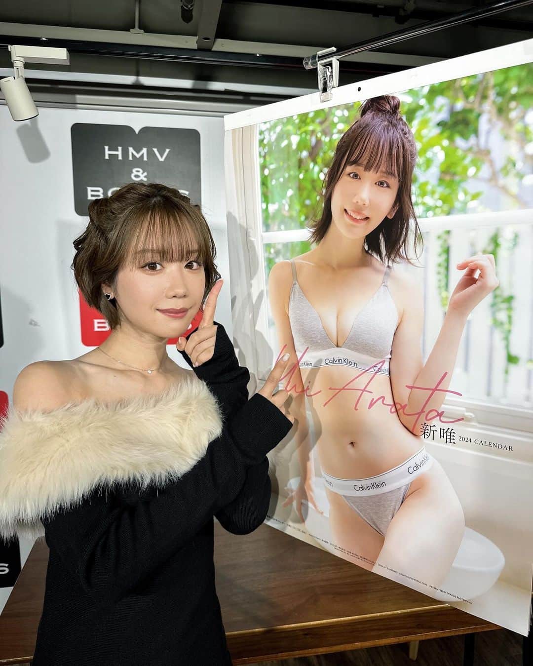 新唯さんのインスタグラム写真 - (新唯Instagram)「今日は、カレンダー発売イベントお越しいただいた方々、本当にありがとうございました🥺🩷  皆さんの手がとても暖かくてなんだかほっこりしました( ´꒳` )  色んなところにカレンダー飾って欲しいです！ 玄関に、天井に、トイレに、脱衣所に、リビングに、職場にも…笑  いつも皆さんのお陰で頑張れています。本当にいつもありがとうございます。  とても可愛い差し入れも受け取りました！ 皆さんありがとう💄🌼.*  #カレンダー #カレンダー発売イベント #グラビア #新唯 #あらたゆい #渋谷」11月23日 20時45分 - arata_yui_
