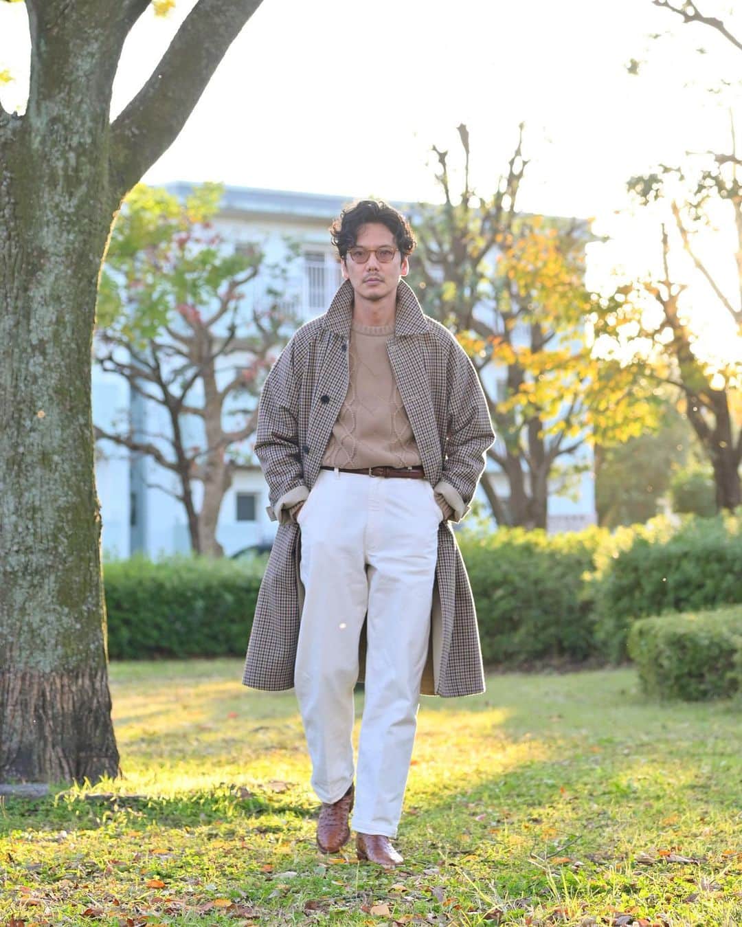Shuhei Nishiguchiのインスタグラム：「"Always be Natural on holiday"⬅︎⬅︎⬅︎swipe left  いつも自然体で居たい。 祝日の本日はリラックスしたお散歩スタイル。  Tap for Brands ・ ITEM Coat： @aquascutum  Knit： @colhays  Painter Pants： #oshkoshbgosh vintage Shoes： @tonylamaboots  Eyewear： @oliverpeoples   ・ #beamsf #mr_beams #classicmenswear #gentlemen #follow #pr #influence #bestoftheday #vintagewear #spezzatura #outfitmen」