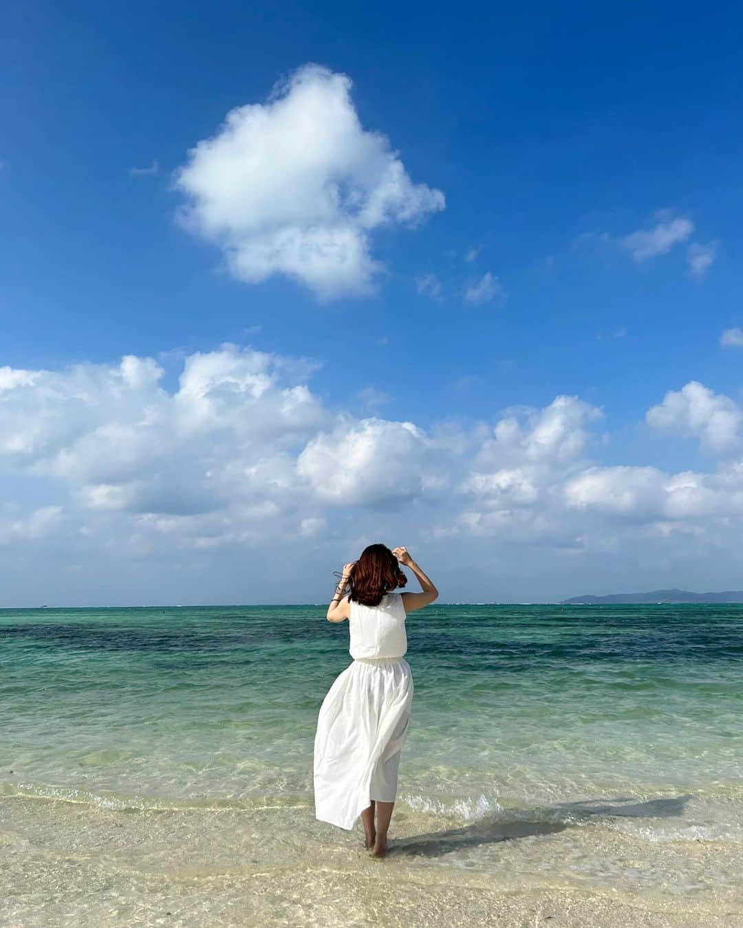 上坂由莉のインスタグラム：「📍コンドイビーチ／竹富島 ⁡ 時が経つにつれて忘れていくビーチの名前…😶‍🌫️ 天気よって海の色もすんごい変わってびっくりでした🏝️ 波の音に癒されてください🌊 ⁡ ⁡ 週末から寒くなるようなので、 皆様お気をつけくださいね🥹🌿 ⁡ ⁡ #竹富島 #コンドイビーチ #石垣島 #沖縄 #八重山 #石垣島旅行 #竹富島観光 #女子旅 #離島 #離島巡り #国内旅行 #南国コーデ #韓国ファッション #タビジョ #白ワンピース #白ワンピ #リゾートワンピ #旅行コーデ #ishigaki #okinawa #retrip_okinawa #retrip_news」