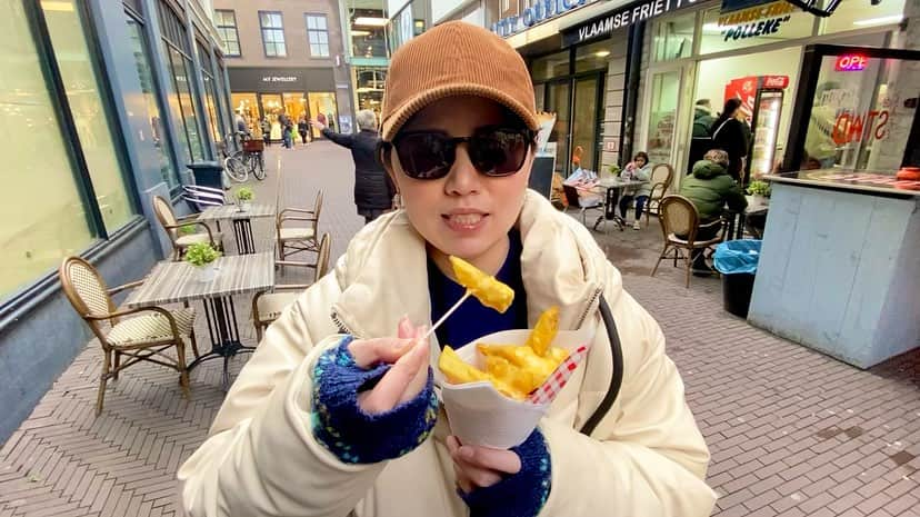 岡村咲のインスタグラム：「🍟  昨日オランダ冬の食べ歩き動画を出させてもらいました！ 3種類食べ歩きましたが、どれもめちゃめちゃ美味しかったですよ🤤 編集なしの動画ここに少し載せときますね♡ インスタのプロフィールからYouTubeに飛べますので是非見てください🫶  #海外移住 #オランダ移住」