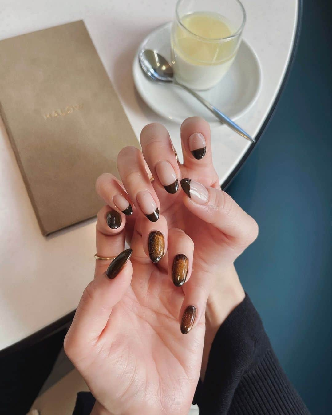 ___mikik___のインスタグラム：「New nails. 左はbrown/magnet 右はbrown/フレンチ 秋冬大人っぽネイル❤︎」