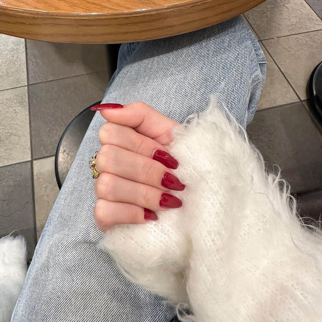 ホルトえみりのインスタグラム：「⛄️♥️  #ネイルデザイン #冬ネイル #ワンカラーネイル #naildesign」