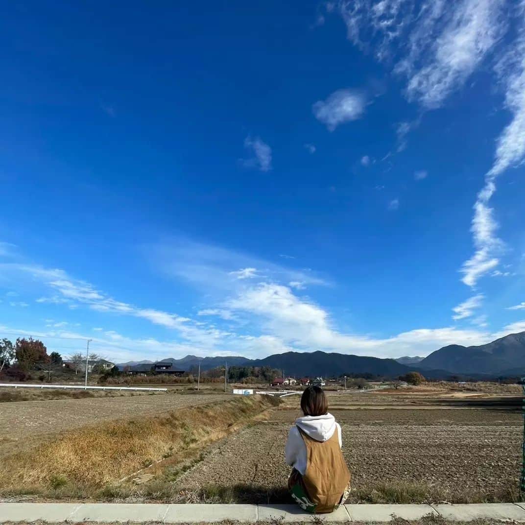 富永美樹さんのインスタグラム写真 - (富永美樹Instagram)「今日は#ロケ #朝焼け と共に 河口湖を出発して#北杜市 に向かい #南アルプス に夕陽が沈む頃に#無事終了  #私 #やっぱり #自然の中 だと#いい顔してる  #自分で言うな 笑  #空 #青かった  #山梨ロケ #テンション高め  多分明日#筋肉痛  だけどめちゃくちゃ#楽しかった❤️」11月23日 20時49分 - miki.tominaga.official