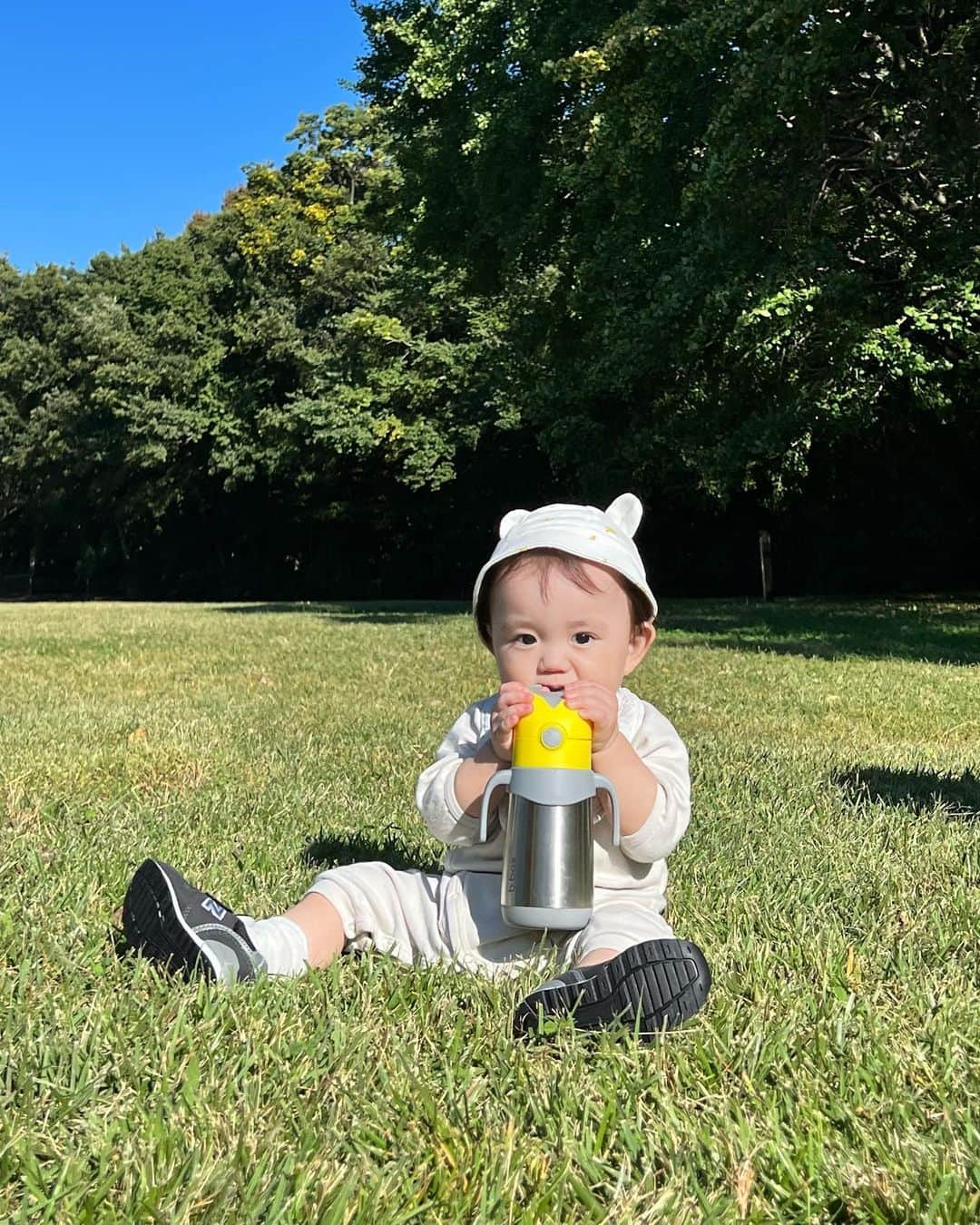 松永ちさとのインスタグラム：「🍁picnic💛🥤🌿 暖かい日にマグもってお散歩 まだなんでもかんじゃうけんの のめたあとの自慢げな顔♡♡  持手は取り外しできて長く使えそう 1歳で完ミ卒業したので飲物これだけ ストロー太くて洗いやすく衛生的◎ 冷たい麦茶や最近は温かいほうじ茶 冷保温がきくステンレスでとてもおきにいり🎶  動画のたかいたかいのときの顔😹 たかすぎてちょと怖いのかな笑  #お散歩 #おでかけんのしん #1歳ベイビー #1歳1ヶ月 #1歳で完ミ卒業 #ひとりでのめるもん #ビーボックス#ストローマグ #おきにいりグッツ #picnic#bbox #bboxfamily#PR  @bboxforkidsjapan」