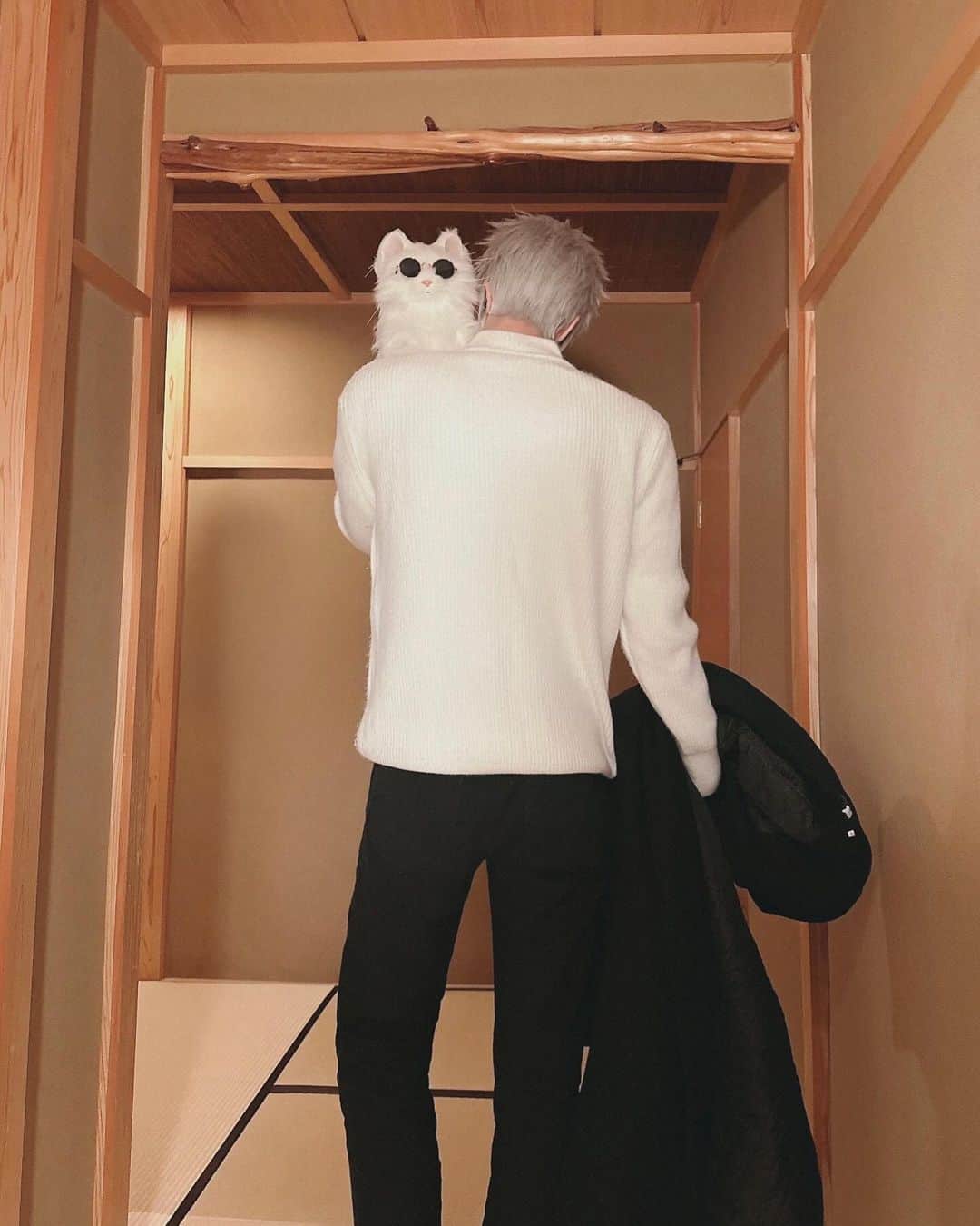 ウィルさんのインスタグラム写真 - (ウィルInstagram)「朝☀️五😎猫🐱morning  #cosplay #cosplayer #コスプレ #japan  #jujutsukaisen #gojosatoru #五条悟  #呪術廻戦 #anime #manga #gojo #cat」11月23日 21時00分 - willson618
