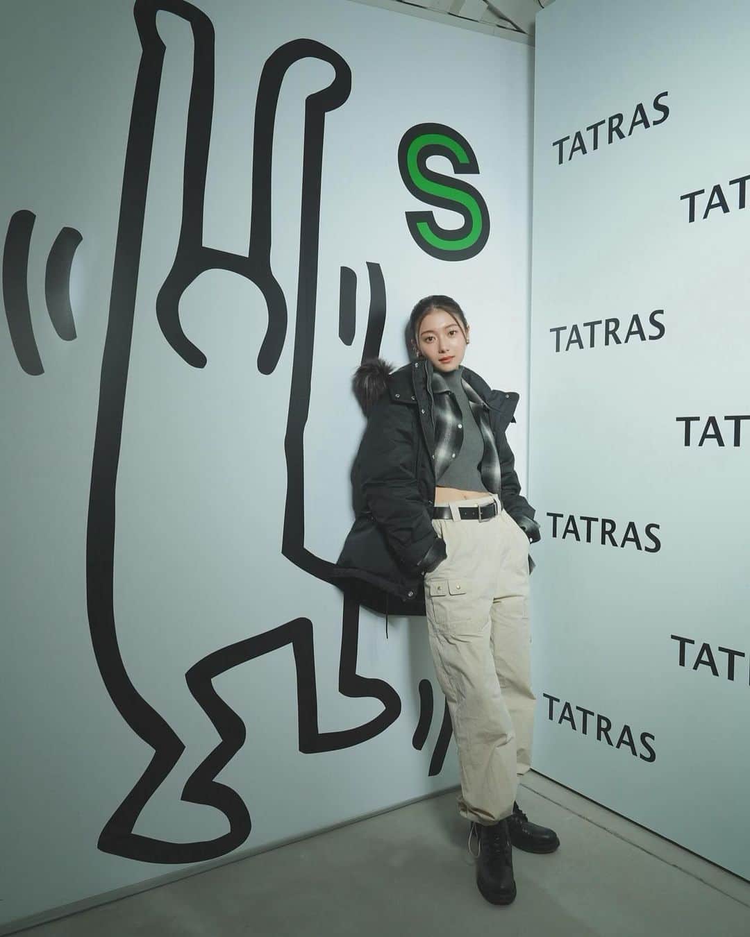 齊藤英里のインスタグラム：「”TATRAS SUBWAY“  キースへリングとのコラボレーションをした POP UPにお邪魔しました。 ラブをモチーフにしたポップなデザインが ポジティブな気持ちにしてくれます😚🫰🏻 地下鉄をモチーフにした内装や アート空間にとっても心が躍りました🌈✨  @tatras_official   #tatraskeith #tatrascollab #PR」