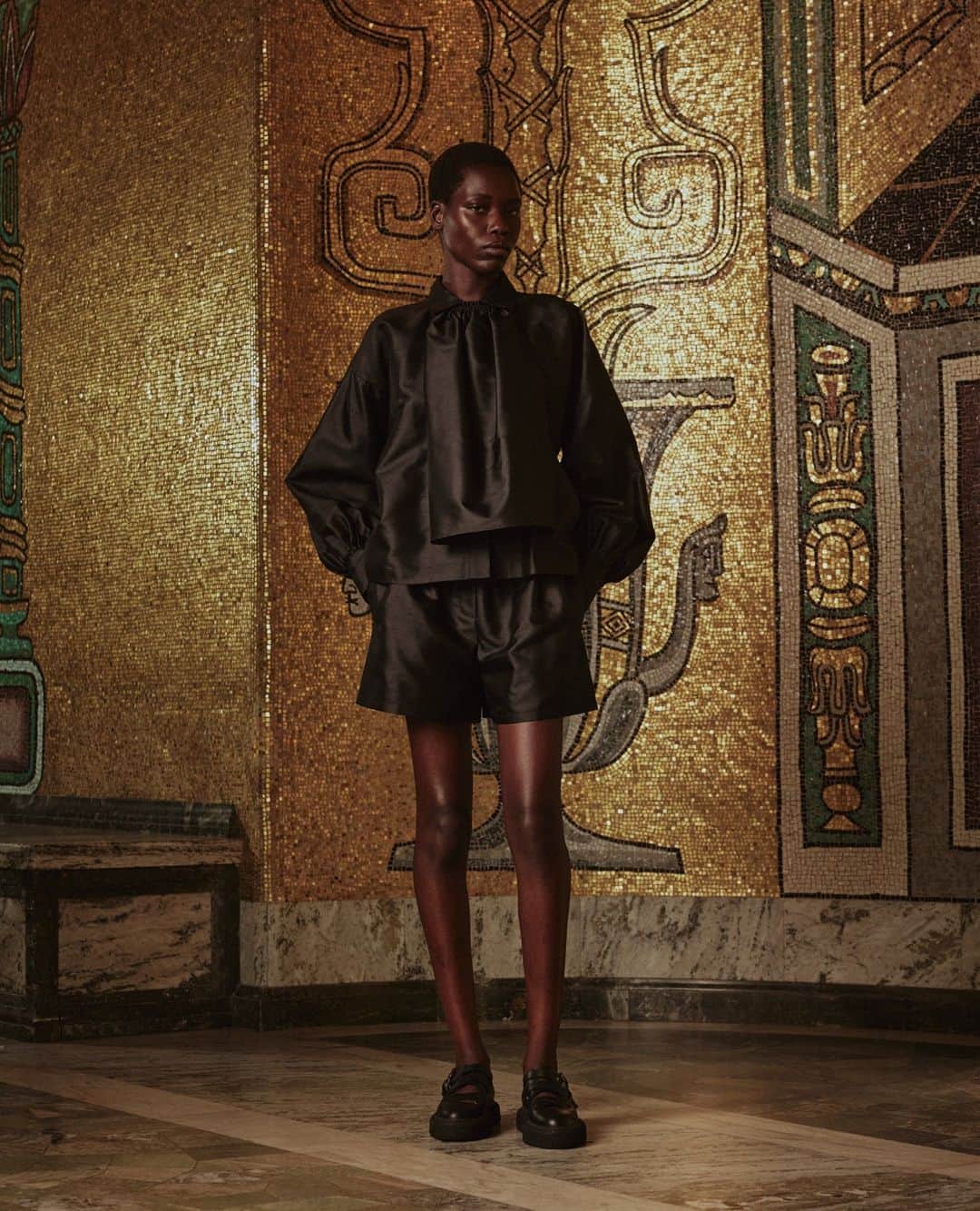 マックスマーラのインスタグラム：「Poised and polished. The #MaxMaraResort24 collection exudes Scandinavian charm with alluring and elegant silhouettes. Discover the latest #MaxMaraResort collection at the link in bio. #MaxMara」