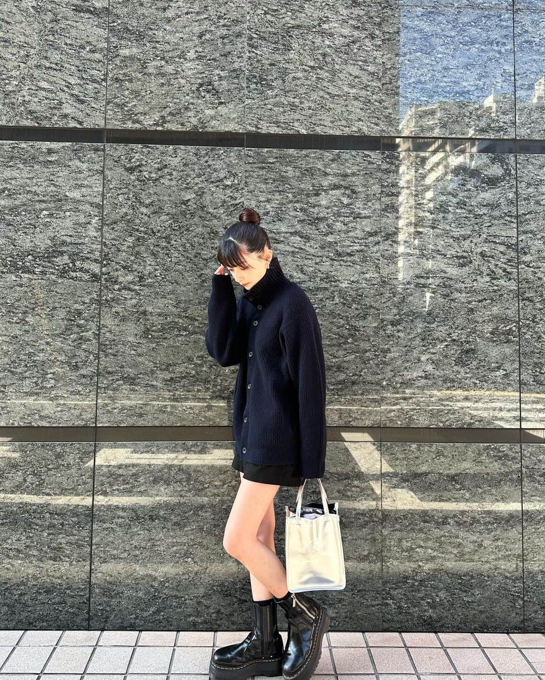 中澤瞳のインスタグラム：「普段はなかなか着ないネイビー 最近はグレーとかブラウン、ネイビーって あんまり着たことのない色にチャレンジしてる  knit @uniqlo_jp  bottom @murua_official  boots @drmartens_japan  bag @starbucks_j」