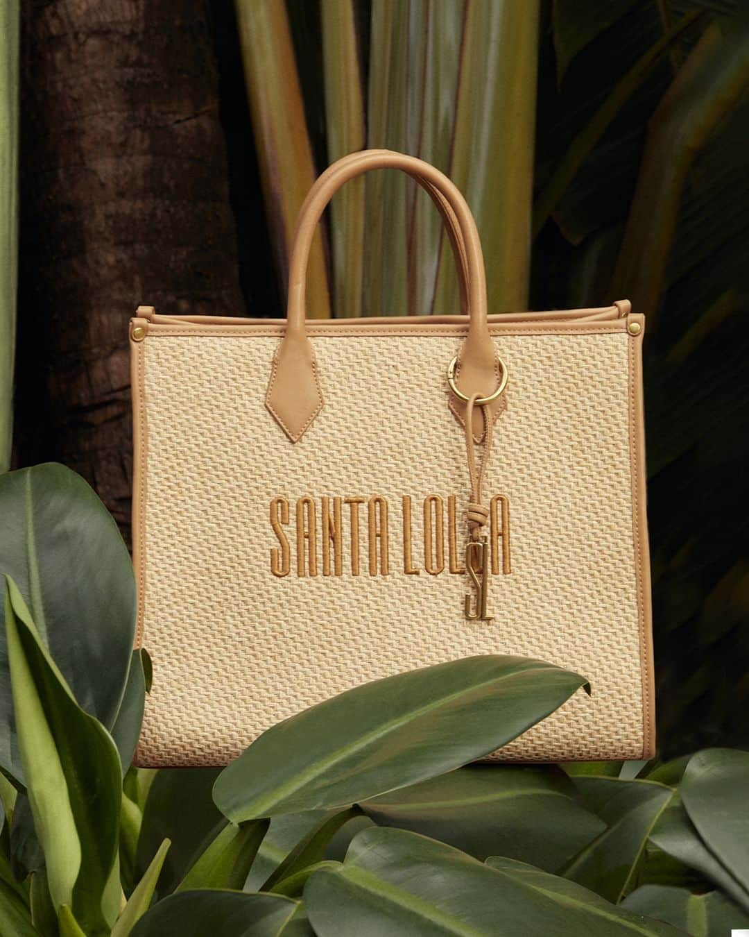 Santa Lollaさんのインスタグラム写真 - (Santa LollaInstagram)「Para as fãs da tote bag, o shape estruturado confeccionado em palha chega para dar update na temporada de verão. O logo bordado em alto relevo é o it-detalhamento que revisita a tendência logomania e transporta o modelo à categoria trendy. [ 0453.4433.02CE.00B9 | R$399,90 ] #santalolla #santalollaverao24 #logomania」11月23日 21時00分 - santa_lolla