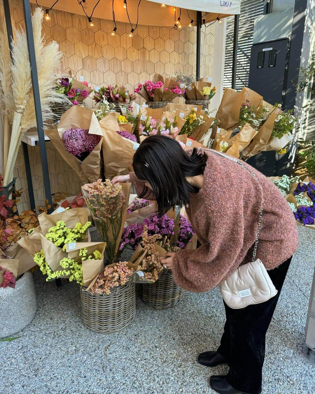 まるさんのインスタグラム写真 - (まるInstagram)「ㅤ ㅤ @98_02n と代官山行った日〜🩶 マシンガントークいつも楽しいすき🤗 次、究極の2択やろうナ🤚🏻 ㅤ コーデはお気に入りのブークレのテラコッタに 明日24日発売の楽カワベロアパンツ〜🪐 わたしS着てます！低身長さんはSがおすすめ🫶🏻 ㅤ #hinari #hinari_code #153cmコーデ #低身長コーデ」11月23日 21時00分 - marumaru1530