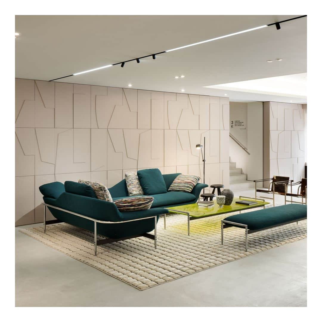 Cassina ixc. (カッシーナ・イクスシー) さんのインスタグラム写真 - (Cassina ixc. (カッシーナ・イクスシー) Instagram)「アントニオ・チッテリオが初めてカッシーナのためにデザインしたソファシステム「ESOSOFT（エゾソフト）」は、流れるような形状で柔軟な構成を実現します。アルミニウムのフレームが有機的なシートを支え、そこに快適なクッションを配置。1960年代のカジュアルな快適さを彷彿させる形状です。カッシーナ・ラボの研究により、循環型素材である生物由来のポリオールを含むポリウレタンフォームや、リサイクルPET綿などを採用しています。 . #cassina #cassinaixc #thecassinaperspective #interior #interiorinspiration #homedecor #design #lifestyle #sofa #livingroom #antoniocitterio #カッシーナ #カッシーナイクスシー #インテリア #インテリアショップ #インテリアコーディネート #ライフスタイル #デザイン #東京 #青山 #外苑前 #リニューアルオープン #ソファ #リビング」11月23日 21時00分 - cassinaixc_official