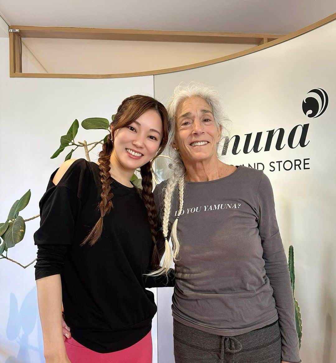 愛白もあさんのインスタグラム写真 - (愛白もあInstagram)「. 今回フットセイバーズの資格トレーニングを受講しました。 足の骨を細かく動かしていくワークです。 ⁡ ヤムナさんの手技を間近で勉強できて、直接お話しも出来てとても楽しかったです❣️ ⁡ 4日間のトレーニングで足がどんどん整って、 今まで見た事ない程まっすぐに。 皆様共通して言っていたのが、足が軽くて膝がない感覚になる。 背骨もどんどん伸びていきました🙌 そして足から頭までの繋がりを感じました🥺 身体の土台となる足は本当に本当に大事です👣 ⁡ ⁡ 勉強して取得しレッスンできるように頑張ります✨ ⁡ @yamunajapan  #ヤムナゼイクさん来日  #初めてお会いできて感激でした  #手足が長くてとてもしなやか #カリスマトレーナー  #心も浄化されました」11月23日 20時52分 - aishiro_moa