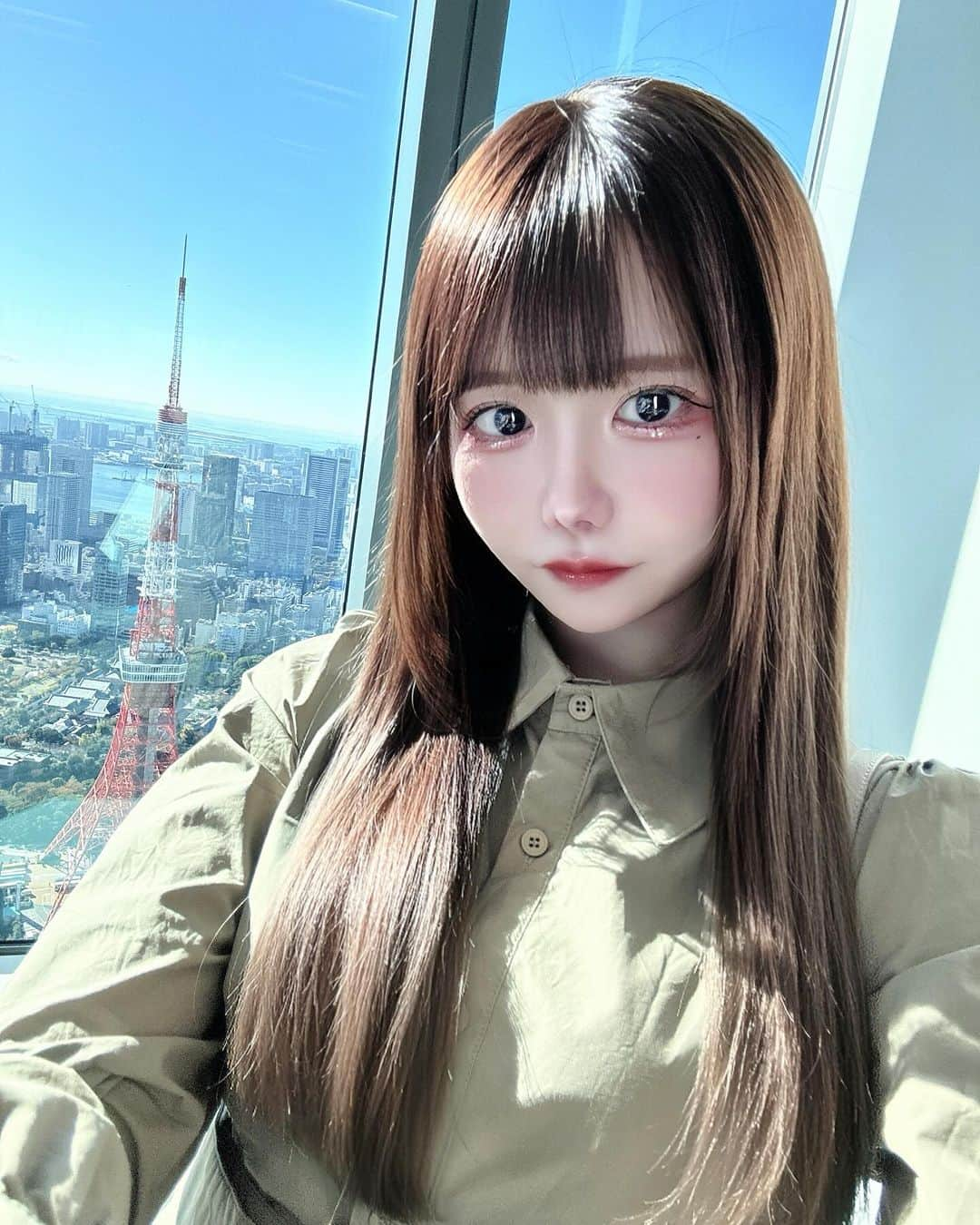 りなたろすのインスタグラム：「⁡ 麻布台ヒルズOPENしたね〜🥰 めでたい🧚‍♀️✨🫶🏻 ⁡ クリスマスマーケット ぜったい行くんだ〜🎄🦌🛷🎅🏻🩷 ⁡ ⁡ ⁡ ⁡ ⁡ ⁡ ⁡ ⁡ #麻布台ヒルズ #麻布台ヒルズ内覧会 #内覧会 #森ビル #森jpタワー #麻布台 #タワマン #レジデンス #クリスマスマーケット #港区麻布 #東京タワー #東京スカイツリー #東京タワー🗼 #富士山🗻」