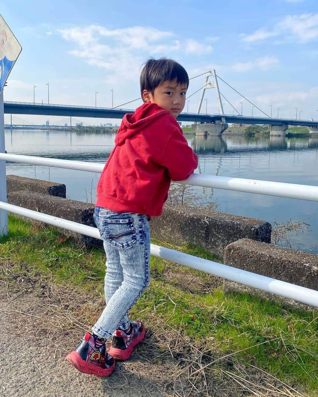 輝良まさとのインスタグラム：「・ 土日と今日の祝日と家族時間が沢山取れたこの1週間👨‍👩‍👦❣️ 遠出した訳ではなく近くをぶらぶらお散歩しただけですが（真那人がすぐ疲れたー抱っこーと歩くの苦手なので歩く練習も兼ねてw）それもまた楽しかったです🤣👍  #休日#家族#お出掛け#お散歩#歩く練習#レインボーベビー#レインボーベビー真那人#令和元年ベビー#6月生まれ#6月11日#4歳5ヶ月#幼児#やんちゃ#活発#元気いっぱい#可愛い#愛おしい」