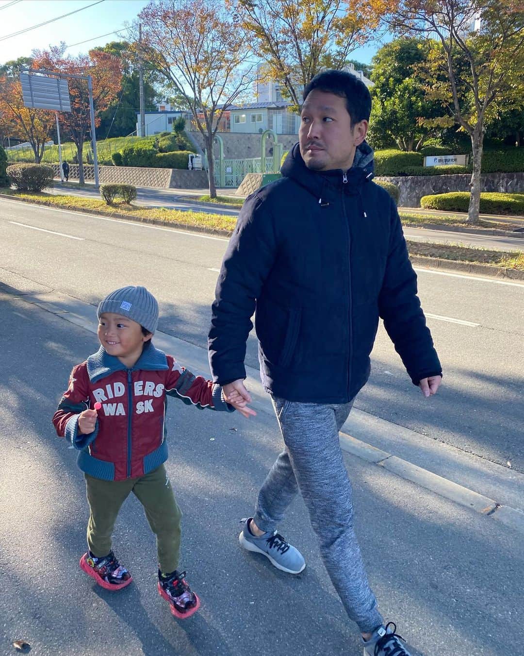 輝良まさとさんのインスタグラム写真 - (輝良まさとInstagram)「・ 土日と今日の祝日と家族時間が沢山取れたこの1週間👨‍👩‍👦❣️ 遠出した訳ではなく近くをぶらぶらお散歩しただけですが（真那人がすぐ疲れたー抱っこーと歩くの苦手なので歩く練習も兼ねてw）それもまた楽しかったです🤣👍  #休日#家族#お出掛け#お散歩#歩く練習#レインボーベビー#レインボーベビー真那人#令和元年ベビー#6月生まれ#6月11日#4歳5ヶ月#幼児#やんちゃ#活発#元気いっぱい#可愛い#愛おしい」11月23日 20時54分 - kirahama0703