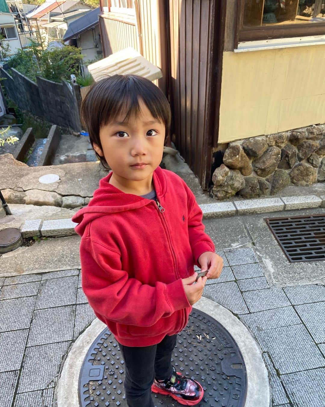 輝良まさとさんのインスタグラム写真 - (輝良まさとInstagram)「・ 土日と今日の祝日と家族時間が沢山取れたこの1週間👨‍👩‍👦❣️ 遠出した訳ではなく近くをぶらぶらお散歩しただけですが（真那人がすぐ疲れたー抱っこーと歩くの苦手なので歩く練習も兼ねてw）それもまた楽しかったです🤣👍  #休日#家族#お出掛け#お散歩#歩く練習#レインボーベビー#レインボーベビー真那人#令和元年ベビー#6月生まれ#6月11日#4歳5ヶ月#幼児#やんちゃ#活発#元気いっぱい#可愛い#愛おしい」11月23日 20時54分 - kirahama0703