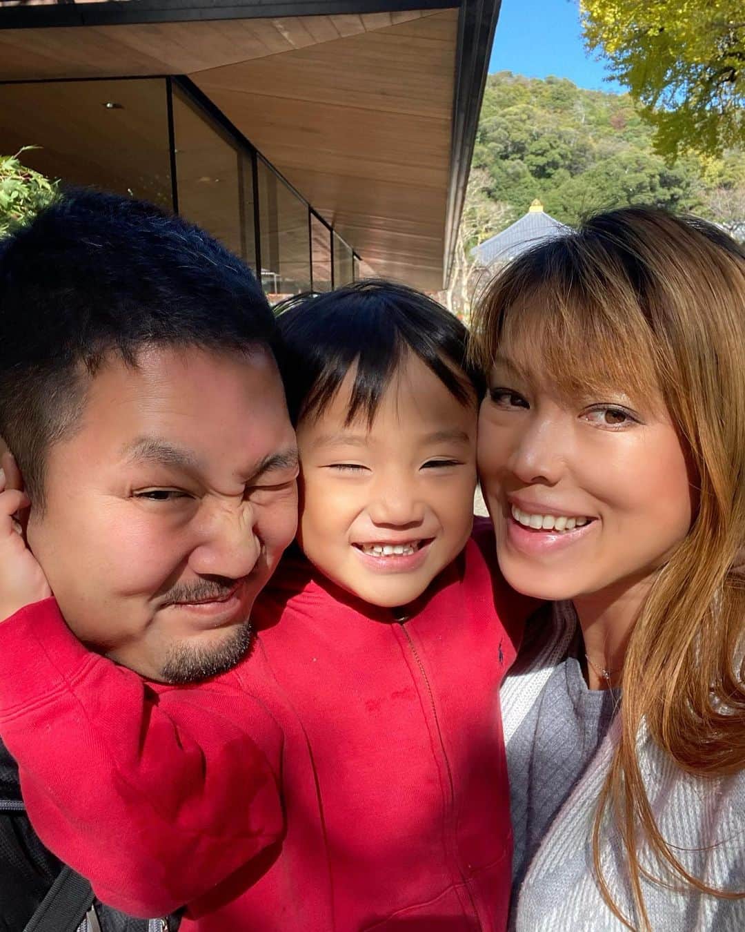 輝良まさとさんのインスタグラム写真 - (輝良まさとInstagram)「・ 土日と今日の祝日と家族時間が沢山取れたこの1週間👨‍👩‍👦❣️ 遠出した訳ではなく近くをぶらぶらお散歩しただけですが（真那人がすぐ疲れたー抱っこーと歩くの苦手なので歩く練習も兼ねてw）それもまた楽しかったです🤣👍  #休日#家族#お出掛け#お散歩#歩く練習#レインボーベビー#レインボーベビー真那人#令和元年ベビー#6月生まれ#6月11日#4歳5ヶ月#幼児#やんちゃ#活発#元気いっぱい#可愛い#愛おしい」11月23日 20時54分 - kirahama0703