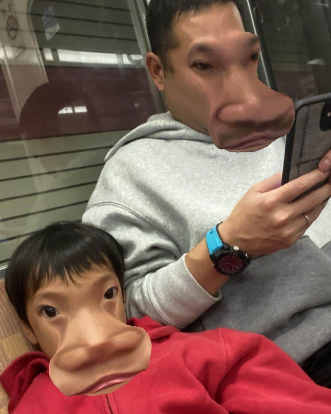 輝良まさとさんのインスタグラム写真 - (輝良まさとInstagram)「・ 土日と今日の祝日と家族時間が沢山取れたこの1週間👨‍👩‍👦❣️ 遠出した訳ではなく近くをぶらぶらお散歩しただけですが（真那人がすぐ疲れたー抱っこーと歩くの苦手なので歩く練習も兼ねてw）それもまた楽しかったです🤣👍  #休日#家族#お出掛け#お散歩#歩く練習#レインボーベビー#レインボーベビー真那人#令和元年ベビー#6月生まれ#6月11日#4歳5ヶ月#幼児#やんちゃ#活発#元気いっぱい#可愛い#愛おしい」11月23日 20時54分 - kirahama0703