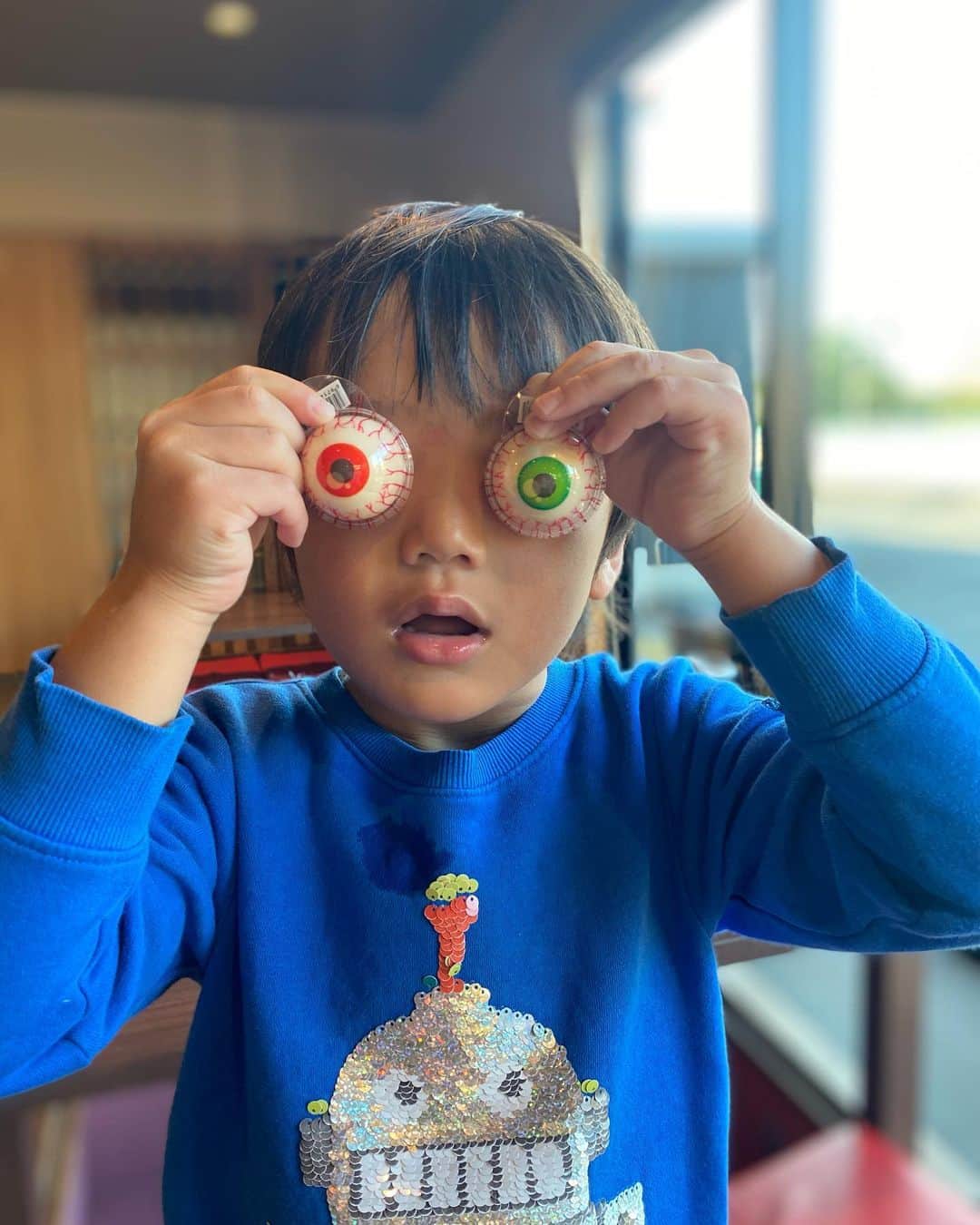輝良まさとさんのインスタグラム写真 - (輝良まさとInstagram)「・ 土日と今日の祝日と家族時間が沢山取れたこの1週間👨‍👩‍👦❣️ 遠出した訳ではなく近くをぶらぶらお散歩しただけですが（真那人がすぐ疲れたー抱っこーと歩くの苦手なので歩く練習も兼ねてw）それもまた楽しかったです🤣👍  #休日#家族#お出掛け#お散歩#歩く練習#レインボーベビー#レインボーベビー真那人#令和元年ベビー#6月生まれ#6月11日#4歳5ヶ月#幼児#やんちゃ#活発#元気いっぱい#可愛い#愛おしい」11月23日 20時54分 - kirahama0703