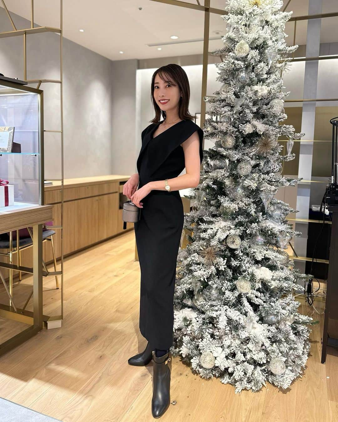 冨張愛さんのインスタグラム写真 - (冨張愛Instagram)「Holiday Season 🎄 街中がクリスマスムードで歩いてるだけで楽しい季節 表参道にお買い物へ。 今日から発売の @starjewelry_omotesando Holiday limited の数量限定ネックレスが本当に可愛かった... 華奢に煌めくダイアモンドとチェーンに 上品な1粒アコヤパールがなんとも女性らしい。 他にも存在感のあるフリンジピアスやリング、 文字盤にハートが施されたウォッチを試着させて頂き アレもコレも美しくてつい長居してしまいました🪞 Star Jewelry表参道ヒルズでは11/26 日曜日まで 自社工房のクラフトマンによる、 チャームの刻印やチェーンのカスタマイズ バニティのようで可愛いオーナメントボックスに 付けるイニシャルチャームのプレゼントなど イベントが盛り沢山なので 気になる方は是非足を運んでみて下さい✨ * coat ... #mmaglielecassetto onepiece ... #luxent #starjewelry #instagood #coordinate #ootd #outfit #fashion #instafashion #meg_ootd #pr #코디네이트 #패션 #카메라 #コーディネート #コーデ #ファッション #今日のコーデ #今日の服 #157cmコーデ #スタージュエリー #スタージュエリー表参道ヒルズ店 #ジュエリー #ホリデーギフト #クリスマスギフト #クリスマスプレゼント #表参道ヒルズ」11月23日 20時54分 - megumitomihari