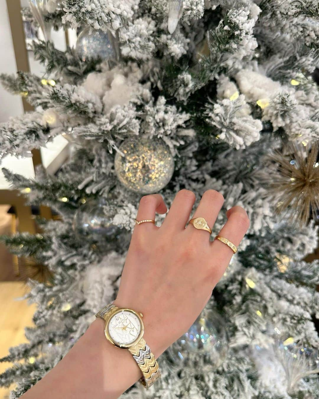 冨張愛さんのインスタグラム写真 - (冨張愛Instagram)「Holiday Season 🎄 街中がクリスマスムードで歩いてるだけで楽しい季節 表参道にお買い物へ。 今日から発売の @starjewelry_omotesando Holiday limited の数量限定ネックレスが本当に可愛かった... 華奢に煌めくダイアモンドとチェーンに 上品な1粒アコヤパールがなんとも女性らしい。 他にも存在感のあるフリンジピアスやリング、 文字盤にハートが施されたウォッチを試着させて頂き アレもコレも美しくてつい長居してしまいました🪞 Star Jewelry表参道ヒルズでは11/26 日曜日まで 自社工房のクラフトマンによる、 チャームの刻印やチェーンのカスタマイズ バニティのようで可愛いオーナメントボックスに 付けるイニシャルチャームのプレゼントなど イベントが盛り沢山なので 気になる方は是非足を運んでみて下さい✨ * coat ... #mmaglielecassetto onepiece ... #luxent #starjewelry #instagood #coordinate #ootd #outfit #fashion #instafashion #meg_ootd #pr #코디네이트 #패션 #카메라 #コーディネート #コーデ #ファッション #今日のコーデ #今日の服 #157cmコーデ #スタージュエリー #スタージュエリー表参道ヒルズ店 #ジュエリー #ホリデーギフト #クリスマスギフト #クリスマスプレゼント #表参道ヒルズ」11月23日 20時54分 - megumitomihari