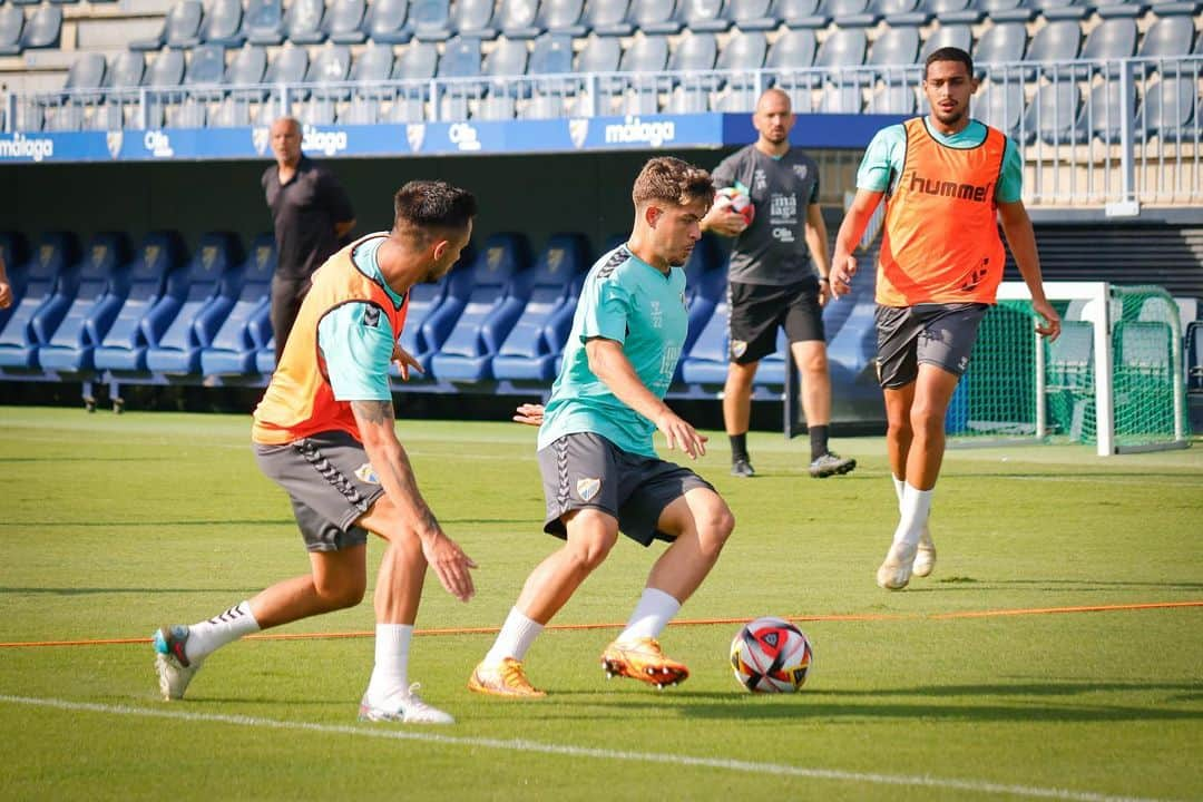 マラガCFのインスタグラム：「⚒️ 👥 ⚽️  #RealMurciaMálaga」