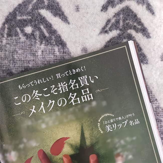 LEEさんのインスタグラム写真 - (LEEInstagram)「専属ブロガー・LEE100人隊のブログをご紹介！ 本日は「LEE12月号の感想」を6人分ピックアップ♪  ▽No.099 aimiさん  2枚目） 「P.86〜はまじこと浜島直子さんの『やっぱりいいね！「大人のピンク」』はピンクコーデの特集なのですが、私もピンクが着たい！そう思わずにはいられないページでした♡ 年を重ねるにつれてピンクの着こなしが難しい。可愛すぎず甘すぎず、自分らしく着こなしたい！ ピンクマスターはまじのコーデを参考に私も今季挑戦したいと思います♡」 3枚目） 「クロップド丈の淡いピンクニット購入しました！ クロップド丈がいい感じで、スカートにもパンツにも合わせやすいです」  ▽No.057 しょこみさん  4枚目） 「P.140~高級感とホリデー感あふれる誌面が素敵な特集『この冬こそ指名買い メイクの名品』では、間違いない逸品の数々が紹介されています。憧れのアイテムもずらりで、一年のご褒美に、と言いたくなります♡ 美容一年生のわたしも、僭越ながらP.142にオススメコメントを掲載していただいています」  ▽No.018 キッキさん  5枚目）  「LEE40周年記念イベントで授賞式が行われた『キッチン大賞』。どんな『キッチン』ストーリーがあるのか楽しみにしていました！ どの方も写真からそこに暮らしがあるんだなと感じられるキッチン。写真も豊富で細部までじっくり読みましたー！ これからお家を建てられる方も今の暮らしを素敵にしたい方も参考になりますよ」  ▽No.039 しろさん  6枚目） 「LEE12月号のレシピ特集は大皿料理。わが家の場合、基本的に家族で食卓を囲む日は大皿料理取り分けスタイルです。今月の特集は、わが家にピッタリ♡ 誌面の料理もとってもステキなのでチャレンジしてみようと思っています」  ▽TB はなさん  7枚目） 「日本とオーストリアの2拠点生活で輝き続ける女優の中谷美紀さんが表紙です！ 目の醒めるようなブルーがとってもお似合いで……。インタビューでは男前な生き方の中谷美紀さんの哲学も！ ネガティブなことも笑いに昇華させる……これって生きて行く上での極意だなと改めて感じました」  ▽No.080 コデマリさん  8枚目） 「この記事待っていました！ LEE創刊40周年企画『家族が笑顔になるキッチン大賞』の詳細が紹介されている『暮らしの真ん中「キッチン」ストーリー』。本当にどのおうちのキッチンも一つ一つ全然違うのにうっとりしちゃうほど素敵で魅力的でした。ファイナリストの皆さんに聞いたキッチンにまつわるやってよかったこと、やりすぎたこと、やっておけばよかったことがP.176～177ページで紹介されていますので、今後、家を購入される予定の方orリフォーム検討中の方は是非今月号のLEEを見てたくさん素敵なアイディアを盗んじゃってください！」  ※100人隊の最新号レビュー 　気になる方は方はこちらもチェック ↓ 　https://lee.hpplus.jp/column/feature/582/  #magazinelee #LEEweb #LEE100人隊 #LEE100人隊ブログ紹介 #LEE読者ブロガー #LEE100人隊トップブロガー #LEE公式ブロガー #ブロガー  #クリスマスレシピ #キッチン #台所 #ピンクセーター #ピンクコーデ #パーティレシピ #大人のピンクコーデ #オーブン料理 #大皿料理 #leemarche #LEE12月号レビュー #LEE12月号 #LEE最新号 #雑誌」11月23日 21時01分 - magazinelee