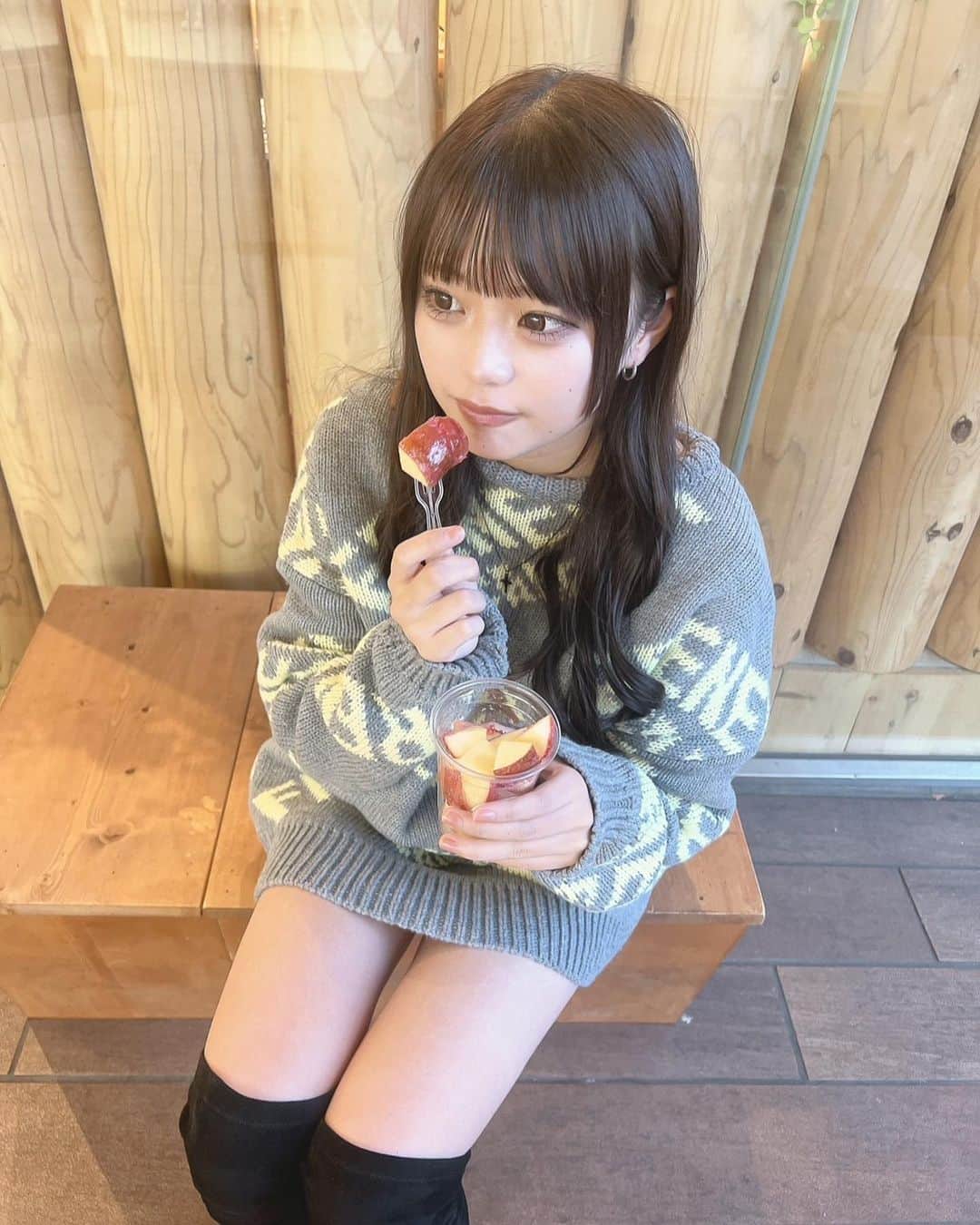 杉井美咲のインスタグラム：「りんご飴食べたー！りんごおいしいー🍎❤️ ・ ・ #jk #sjk #jk2 #jkブランド #jkの素敵な思い出 #07 #杉井美咲 #女子高生ミスコン #高一ミスコン」