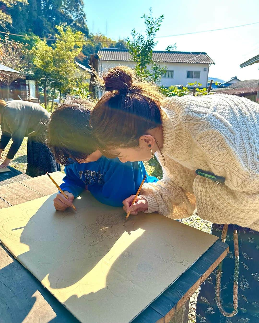 スザンヌさんのインスタグラム写真 - (スザンヌInstagram)「わたしたちのこころのふるさと。 懐水集 @kaisuishu で年に1度の紙展がある🫶と聞き、ワークショップはおぼん作りだっ！って噂☜ @gowasuchiyan あるある笑 意気込んで行ったらなんと 紙鳥🦆だった！これまた楽しそう！🥰  作ってきたよ、無心で、描いて切ってもらい、表も裏も好きな和紙をペタペタ。 夢中に！！！！  何鳥かは自分達で考えるの。 息子とわたしの鳥はね、、、  ご飯がいっぱい食べられるようになる鳥だよ🦆☜   紙展、紙鳥のワークショップも30日までだよ♡ インテリアや照明、タペストリーにも和紙最高だよ💡  熊本県宇城市不知火町浦上743 0964-32-2268 懐水集  今日の服は、  tops  @stylereborn0829  pants pierce @todayful_   #懐水集 #金椛万十 #和紙 #日本 #熊本 #japan」11月23日 20時56分 - suzanneeee1028