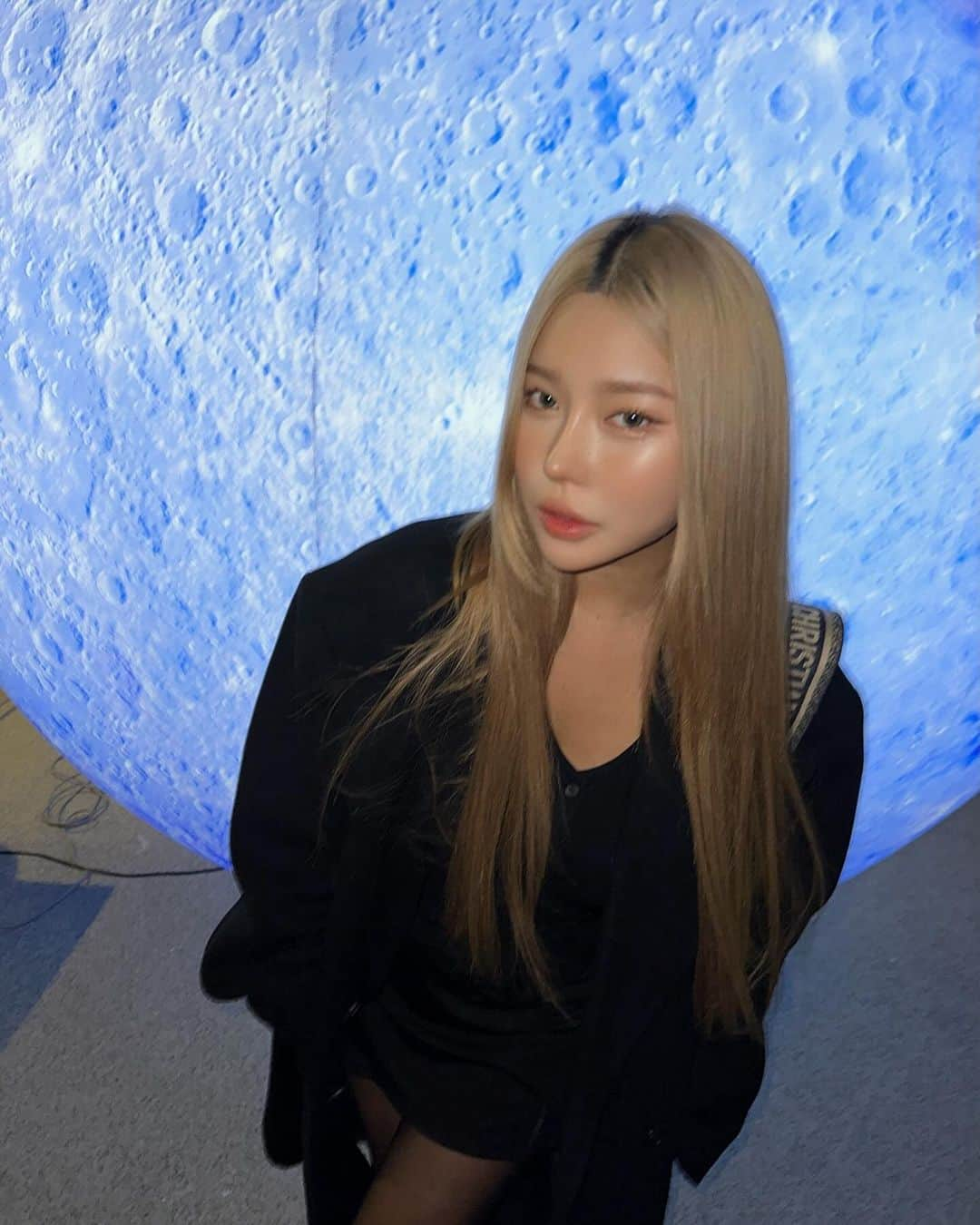 チェユラさんのインスタグラム写真 - (チェユラInstagram)「blue moon night!🌑♥︎ 디올 소바쥬 퍼퓸 향이 너무 좋더라구요? @esquire.korea  x @diorbeauty  #에스콰이어 #디올뷰티 #블루문」11月23日 20時58分 - youra_ch0i