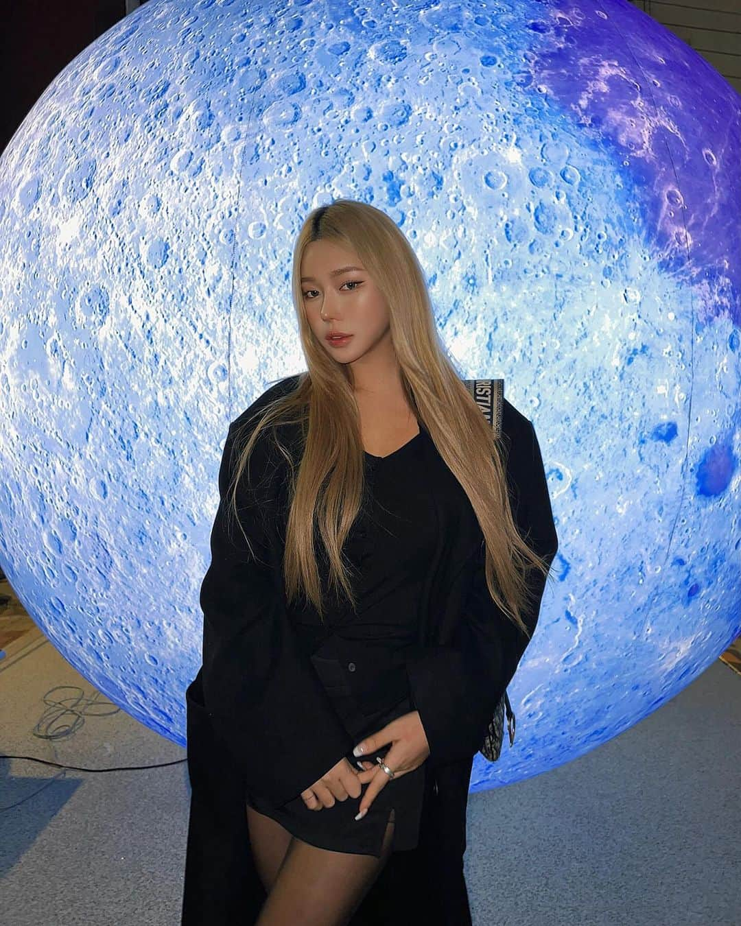 チェユラのインスタグラム：「blue moon night!🌑♥︎ 디올 소바쥬 퍼퓸 향이 너무 좋더라구요? @esquire.korea  x @diorbeauty  #에스콰이어 #디올뷰티 #블루문」