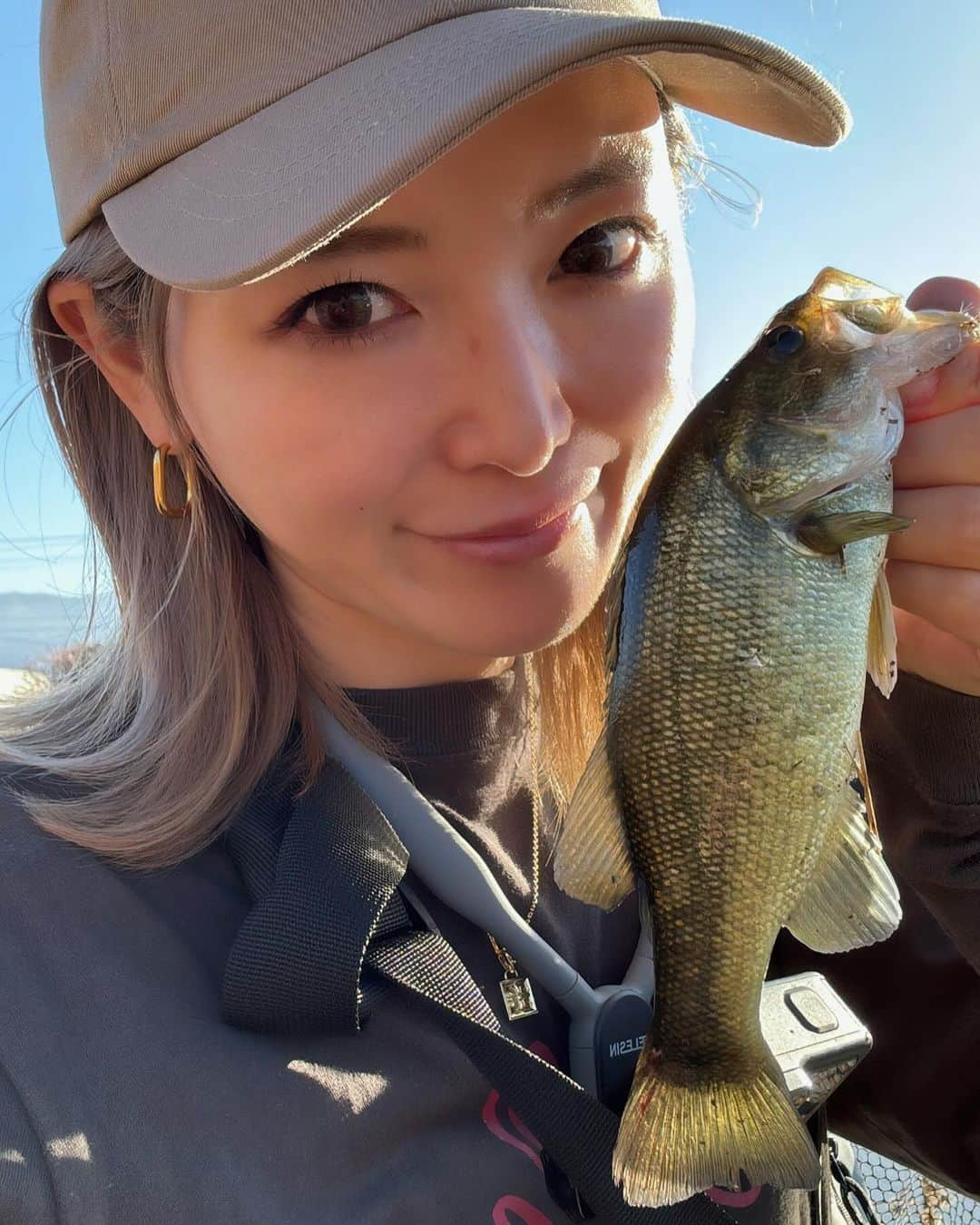 疋田星奈さんのインスタグラム写真 - (疋田星奈Instagram)「in大江川  メインはボトルシュリンプ🦐 のDS1.3g  リーダー20cmくらい フックはZAPPUのリジットフィネス#1 夕方はシャッドで🫶  今回はショア側の立木が活躍✨️ ギリッギリを丁寧にゆっくり攻めたら数はとれた🐟  おすずと1日釣りしたけど ホントにツッコミどころ満載すぎて 終日面白かった🤣 私たちにしては天気良すぎて 拍子抜け笑 また動画UPします💗  #大江川 #大江川バス釣り  #釣り #釣り女子 #バス釣り #megabass #zappu」11月23日 20時58分 - seina.91