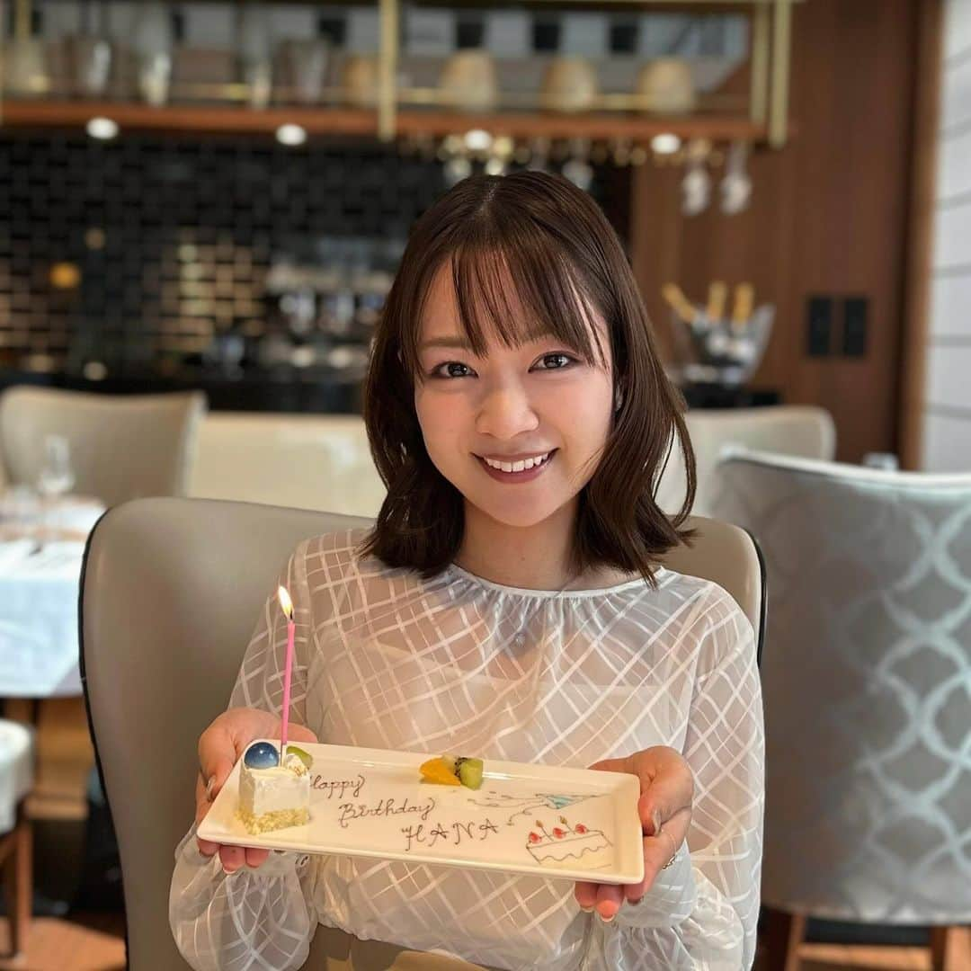 磯貝初奈のインスタグラム：「先日、30歳になりました！  アナウンサーの仕事を始めた年に20歳になったので、もう10年この仕事をさせてもらっているのだなと。 学生時代、今の事務所に入る時「『違うなと思ったらやめればいっか』くらいの軽い気持ちでまずはやってみたら？」と言ってもらったのを思い出しました。 周りの方にも恵まれ、"まずはやってみた"ところから気付けば10年以上、ここまで楽しく続けてこられました。ありがたや。。。  そしてやっぱり誕生日は嬉しいものですね^^ お祝いしてもらえること自体もとても嬉しくてありがたいのですが、 それ以上に誕生日をきっかけに声を掛けてもらえたり、久しぶりの友人や昔お仕事をさせてもらった方の近況を聞けたりするのが楽しくて、人見知りだけれど人が好きな私にとってはボーナスタイムのような時間でした。  お祝いしてくださった皆様、声を掛けてくださった皆様、本当にありがとうございます💓  30歳もいい歳にしたいです！ これからもよろしくお願いします🙇‍♂️  #磯貝初奈」