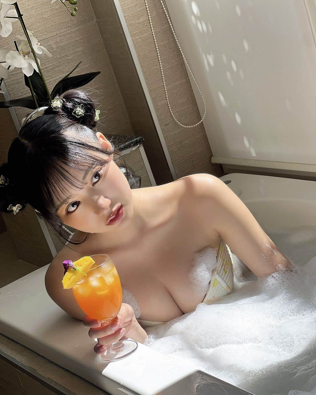 横野すみれのインスタグラム：「🛁 #SUMIREgraph 6 🍹  タイで撮影してきたフォトブック第6弾♡ こんな可愛いカットも撮ってもらいました〜！  優雅に泡風呂でオレンジジュース🍹  只今、フォトブックお渡し会&チェキ会のイベント予約受付中です！ 同日の生誕祭ライブも予約受付なのでぜひ🎂  ▶️https://passmarket.yahoo.co.jp/event/show/detail/013fi73qzad31.html  絶対楽しませるよ💗💗  #横野すみれ #gravure #Thailand #オフショット #泡風呂 #水着 #👙 #ヘアアレンジ #黒髪ロング #タイ観光 #🇹🇭 #ナチュラルメイク #」