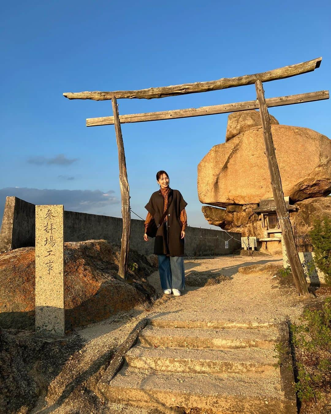 真飛聖さんのインスタグラム写真 - (真飛聖Instagram)「『美しい日本に出会う旅』  昨夜、放送だった番組 ご覧いただいた方、ありがとうございました📺  楽しかった小豆島の旅の思い出写真です✨ 私も見させていただきましたが 大騒ぎでしたね・・・あたし💦  そして、ナレーションの瀬戸康史くんが めちゃくちゃ面白くて、何度も吹き出しましたわ（笑）  とっても素敵な場所『小豆島』 旅が出来て、本当に嬉しかったです♡ しかも、『幸せのオリーブの葉🫒』ゲットですよ！！！ 自分でもほんとびっくりしました！！！ 今も大切に持ってますよ〜✨  ということで ご覧になった方も、まだご覧になれていない方も、 TVerにて見逃し配信中ですのでね、 ぜひぜひご覧くださいませ〜♡  さぁ次は いよいよ瀬戸康史くんと何処にいこうかなぁ〜ふふふ 撮影に協力していただいた皆さん 本当に ありがとうございました♡  @utsukushii_bstbs  #BSTBS #美しい日本に出会う旅 #衣装タグ付けは昨日の投稿に載ってるよ #カバンは私物です @zattu_official」11月23日 20時59分 - sei_matobu