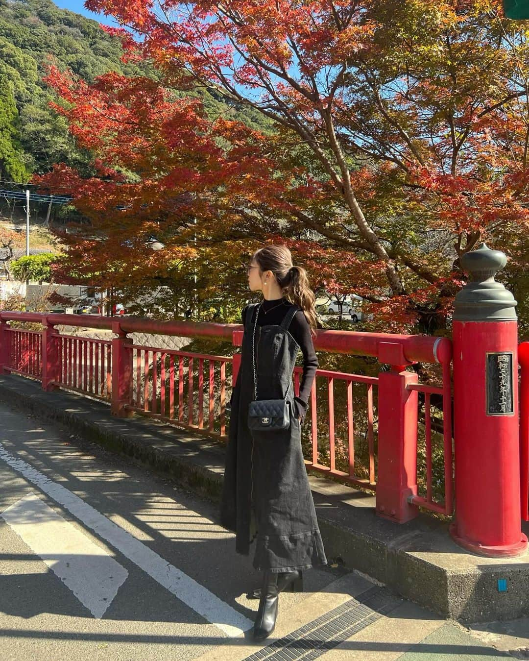 kannaさんのインスタグラム写真 - (kannaInstagram)「母と妹とお蕎麦を食べ行った日。 紅葉も見れた🍁  この日は @azulbymoussy_official のデニムワンピース。 ブラックのMサイズ着てます🫶🏻  #AZULBYMOUSSY  #アズールバイマウジー」11月23日 21時08分 - _941020_