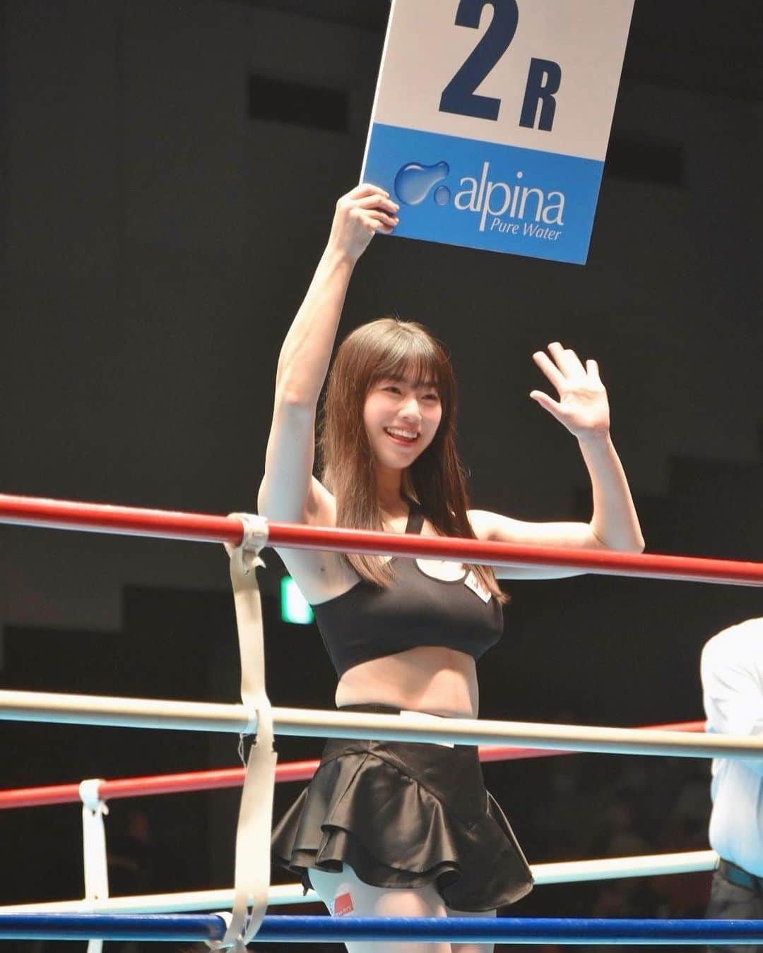 小田飛鳥のインスタグラム：「昨日はラウンドガールのお仕事でした🥊💐 気迫のあるリングに立つ緊張感、高揚感…久しぶりの感覚でした💞 後楽園ホールは以前もラウンドガールやプロレス😳でも立たせて頂いた事がありますが、歴史と重厚感がやっぱり良いなぁ…✨ ラウンドガール応援ＶＩＰ席もあり、近くで私達の応援もして下さりありがとうございました😊 チェキ（撮影）会やサイン会も盛り上がりました〜❤️‍🔥 投票から応援して下さった皆様もありがとうございました❗️ 皆様からの愛を力にして、また前に進んで行きます🧚🏻‍♀️ #ゴールデンチャイルドボクシング #イーチケラウンドガール #ラウンドガール #roundgirl #japanesegirl #asiangirl」