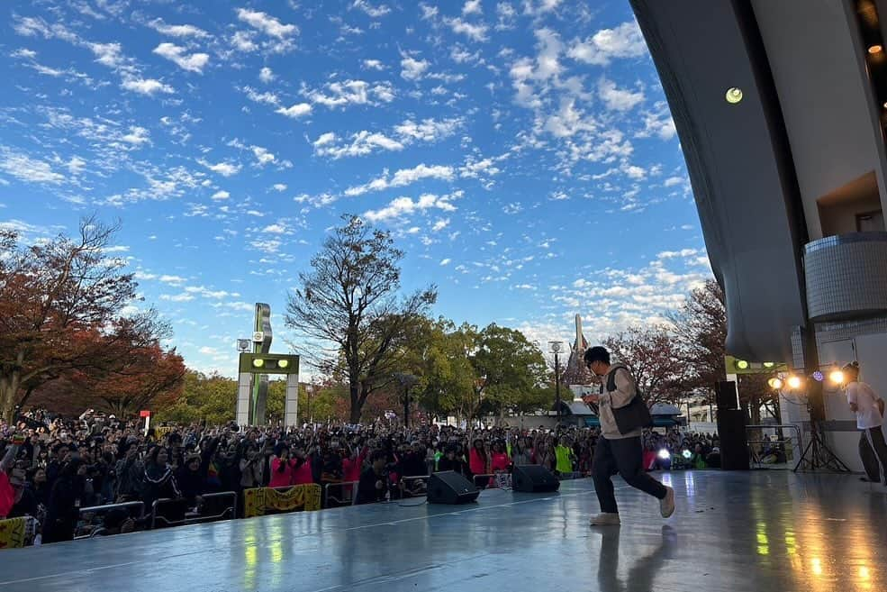 KREVAさんのインスタグラム写真 - (KREVAInstagram)「渋谷ストリートダンスウィーク2023 in 代々木公園に集まって応援してくれた皆、ありがとうございます。心強かったです。ダンスに興味を持つきっかけに少しでもなれたら嬉しいです。そして今ダンスにどっぷりの人達にも届いていたらもっと嬉しいです。ひっさびさの代々木公園の野外ステージ、しかもThe D SoraKiと一緒に立てたのもだいぶ嬉しかったです。またやりたいです。  今回は昔、俺のツアーにダンサーとして参加してくれていたSHOTAが話を持ってきてくれました。ダンスがきっかけでこの音楽に辿り着いて、渋谷でフリースタイルバトル3連覇している俺がアンバサダーに適任だと言ってくれたおかげで「TradeMark」という新基準を手に入れました。 ありがとう！  ダンスと音楽を通じて今日集まった皆さんとまたどんな形であれお会いできるのを楽しみにしています。  それでは。  #kreva #TheDSoraKi #SSDW #SSDW2023 #代々木公園 #SHOTA」11月23日 21時09分 - kreva_drk_dj908