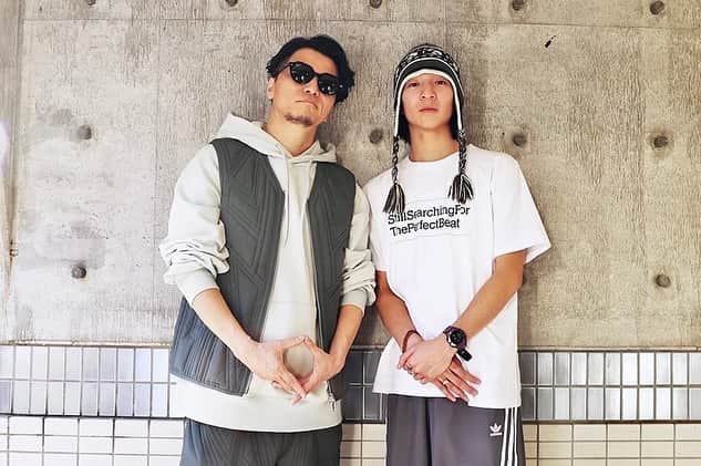 KREVAのインスタグラム：「渋谷ストリートダンスウィーク2023 in 代々木公園に集まって応援してくれた皆、ありがとうございます。心強かったです。ダンスに興味を持つきっかけに少しでもなれたら嬉しいです。そして今ダンスにどっぷりの人達にも届いていたらもっと嬉しいです。ひっさびさの代々木公園の野外ステージ、しかもThe D SoraKiと一緒に立てたのもだいぶ嬉しかったです。またやりたいです。  今回は昔、俺のツアーにダンサーとして参加してくれていたSHOTAが話を持ってきてくれました。ダンスがきっかけでこの音楽に辿り着いて、渋谷でフリースタイルバトル3連覇している俺がアンバサダーに適任だと言ってくれたおかげで「TradeMark」という新基準を手に入れました。 ありがとう！  ダンスと音楽を通じて今日集まった皆さんとまたどんな形であれお会いできるのを楽しみにしています。  それでは。  #kreva #TheDSoraKi #SSDW #SSDW2023 #代々木公園 #SHOTA」