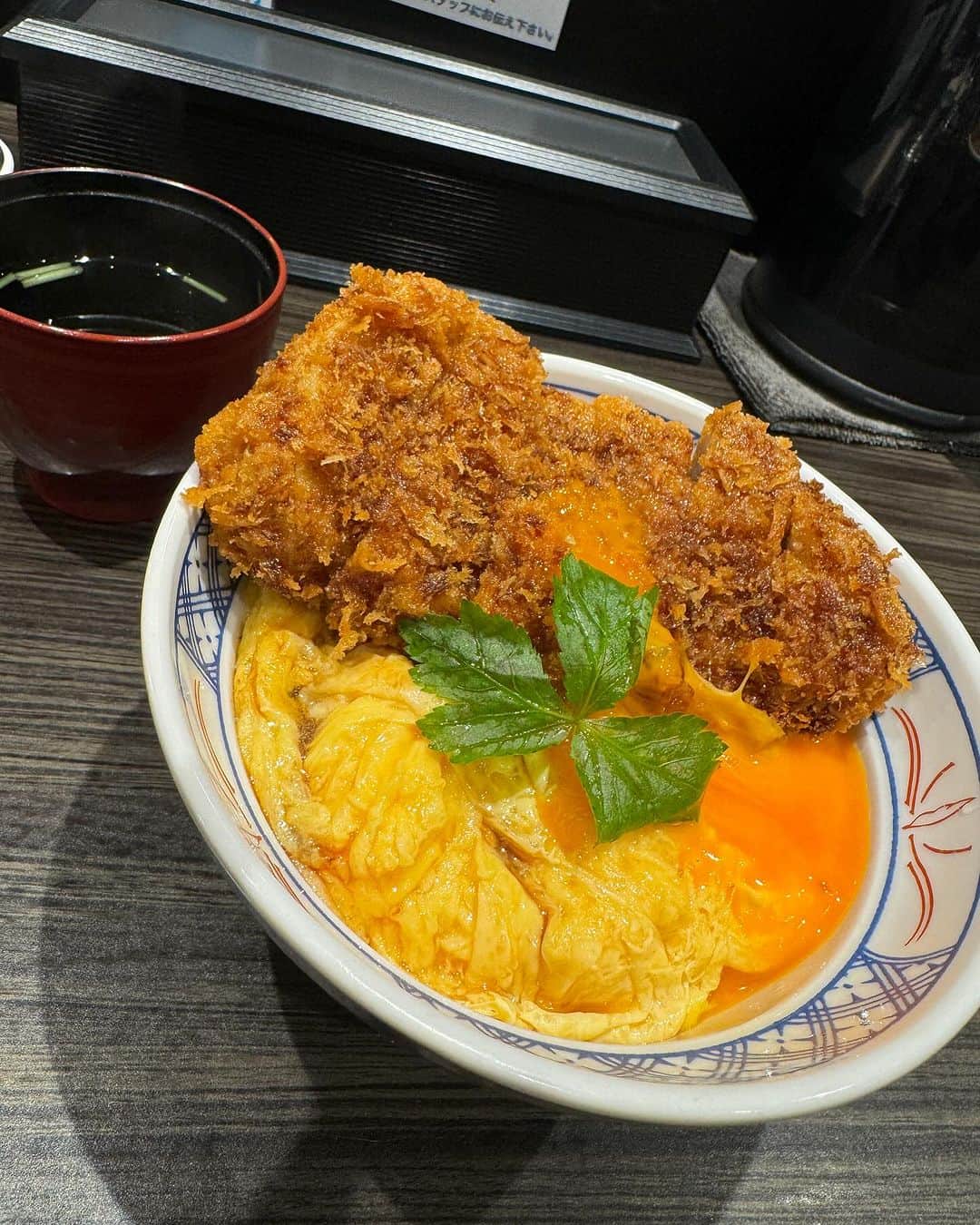 七瀬さくらのインスタグラム：「PR #カツ丼は人を幸せにする 日本橋本店に行ってきました✨  ２回目の来店！動画もあります✨ 本当にいつ来ても美味しい♡マジで卵が最高🥚 もちろんお肉も！カツも美味しいけども𓌉𓇋 ‎🥩 卵好きな私からすると本当に卵が美味しい〜！！！！ 今回は、白身もご飯に入れて卵かけご飯にしたけど最高だった🍚 白身入れる場合は、タレ多めにした方が良いと思う🙆‍♀️ 常に行列が出来てて本当にびっくりする（大雨でも列できてた）…！ マジで人に勧めて、何人も行ってるお店なので、 本当にオススメです☺️  あ、卵は絶対載せた方が良いです🥚  PR @tojinaikatsudon #カツ丼 #とじないカツ丼 #日本橋グルメ #人形町グルメ #水天宮グルメ #日本橋ランチ #日本橋ディナー」