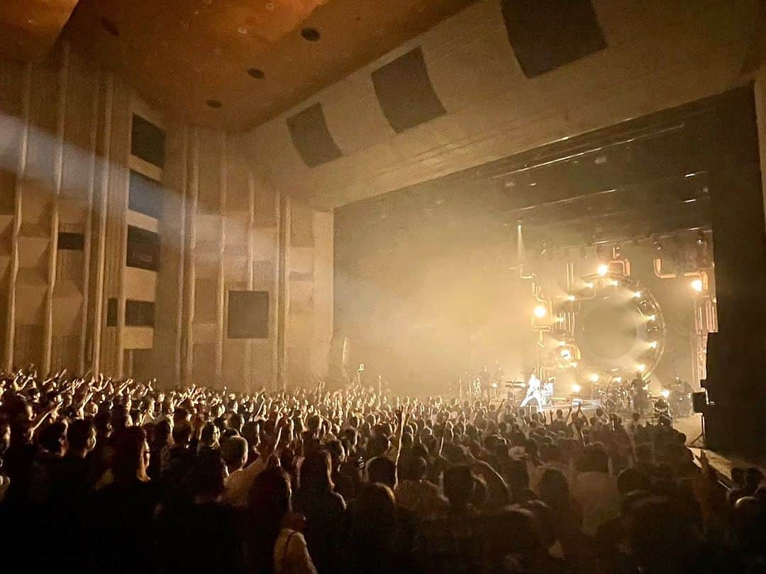 布袋寅泰さんのインスタグラム写真 - (布袋寅泰Instagram)「G VI TOUR@静岡市民文化会館。まるでライブハウスのような一体感だったね。一人一人の笑顔が眩しく輝いていて胸が熱くなったよ。また必ず会おうね。ツアーも残り8本！全ての瞬間をスパークさせるよ。一緒に楽しもう。　#布袋寅泰 #静岡市民文化会館 #ギタリズム7ツアー」11月23日 21時09分 - hotei_official