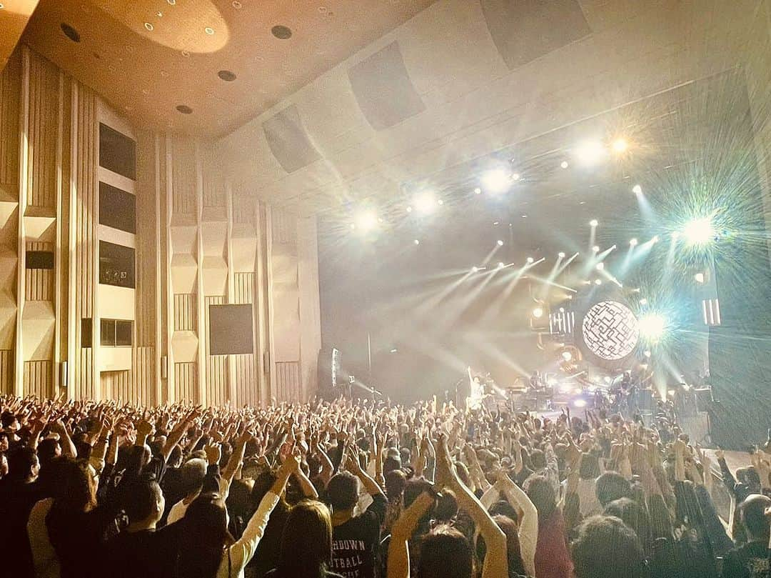 布袋寅泰さんのインスタグラム写真 - (布袋寅泰Instagram)「G VI TOUR@静岡市民文化会館。まるでライブハウスのような一体感だったね。一人一人の笑顔が眩しく輝いていて胸が熱くなったよ。また必ず会おうね。ツアーも残り8本！全ての瞬間をスパークさせるよ。一緒に楽しもう。　#布袋寅泰 #静岡市民文化会館 #ギタリズム7ツアー」11月23日 21時09分 - hotei_official