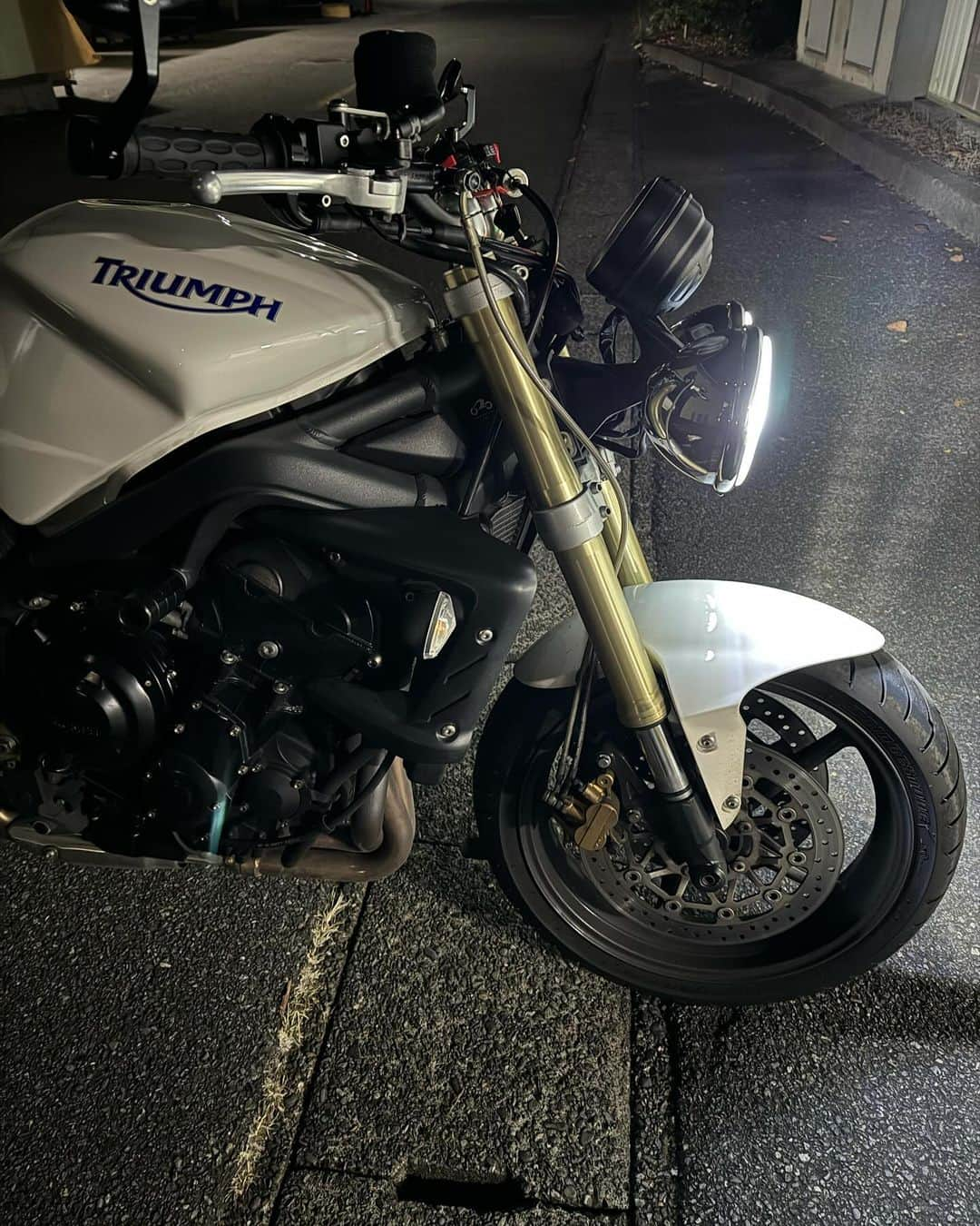 KIYOさんのインスタグラム写真 - (KIYOInstagram)「久しぶりのナイトラン✨ストトリで出てます✨  #triumphmotorcycle #streettriple #675 #speedtriple #streetfighter #トライアンフ #ストリートトリプル #ストトリ #ストリートファイター」11月23日 21時09分 - kiriko009