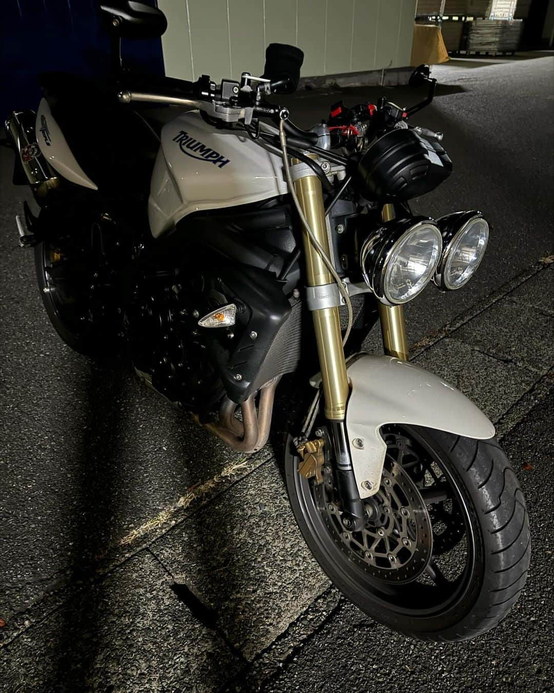 KIYOさんのインスタグラム写真 - (KIYOInstagram)「久しぶりのナイトラン✨ストトリで出てます✨  #triumphmotorcycle #streettriple #675 #speedtriple #streetfighter #トライアンフ #ストリートトリプル #ストトリ #ストリートファイター」11月23日 21時09分 - kiriko009