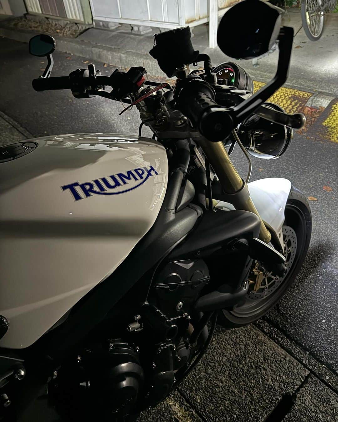 KIYOさんのインスタグラム写真 - (KIYOInstagram)「久しぶりのナイトラン✨ストトリで出てます✨  #triumphmotorcycle #streettriple #675 #speedtriple #streetfighter #トライアンフ #ストリートトリプル #ストトリ #ストリートファイター」11月23日 21時09分 - kiriko009