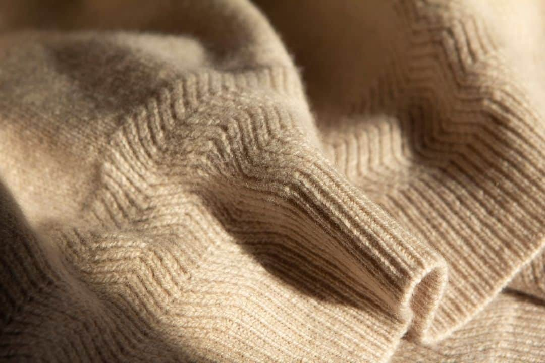 ジョンスメドレーのインスタグラム：「Created using the Global Recycle Standard, which certifies its compliance to a responsible and sustainable use of recycling, our eco-cashmere offers the most sumptuous feel thanks to its unique blend of virgin and regenerated fibres.  These regenerated fibres give each garment a unique colour profile and beautiful mouliné style effect.  #cashmere #sustainable #johnsmedley」