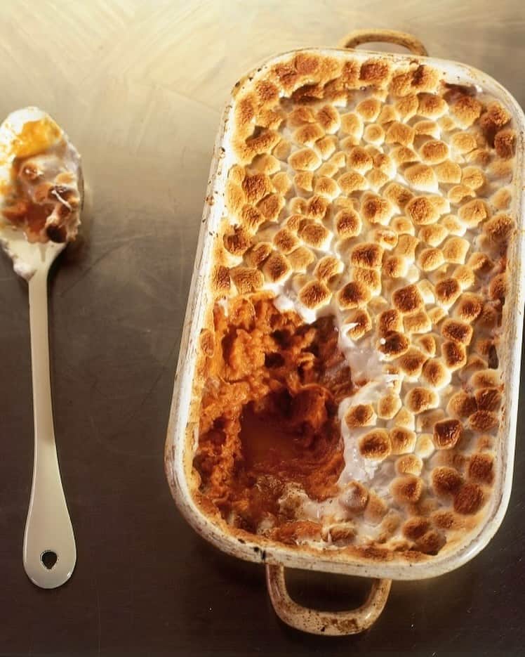 ナイジェラ・ローソンのインスタグラム：「There’s only one day a year this can be #RecipeOfTheDay and that day is upon us! Herewith, then, that American classic, which may initially seem strange, but can delight: Sweet Potatoes with Marshmallows! And #HappyThanksgiving to all those celebrating . And to get the recipe, click on link in bio. Most of you may know what’s meant by “click on link in bio”, so just skip this bit, but for those who don’t, let me explain: tap on my name right up top, which will take you to a page that has a link on it that says www.nigella.com/instagram. When you click on this link, it will take you to a page of photographs: click on the photograph you want the recipe for – you sometimes have to tap a couple of times for some reason – and you will be taken to it! . Photograph by #JamesMerrell」